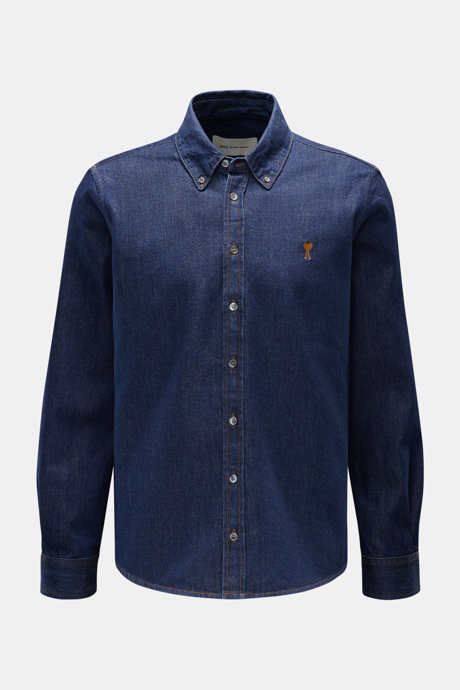 Ami Paris Jeanshemd Button-Down-Kragen navy aus griffigem Baumwoll-Denim, Oversized Fit, Frontansicht mit Knopfleiste, Stick auf der Brust, Sportmanschette.