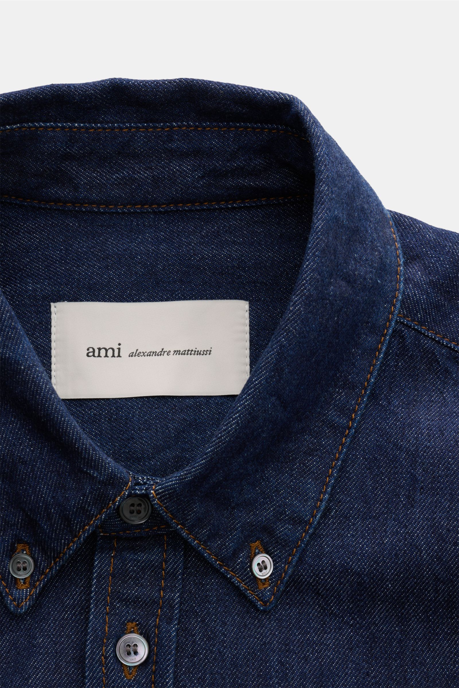 Nahaufnahme des Ami Paris Jeanshemd Button-Down-Kragen navy aus reinem Baumwoll-Denim mit Oversized Fit, markantem Brust-Stick und klassischem Knopfverschluss.