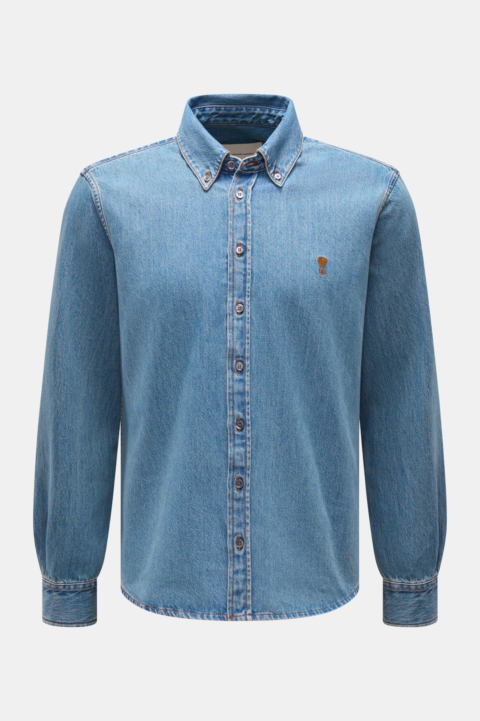 Frontale Aufnahme des Ami Paris Jeanshemd Button-Down-Kragen rauchblau aus reiner Baumwolle mit leichter Struktur, Logo-Stickerei, Sportmanschette und gerundetem Saum.