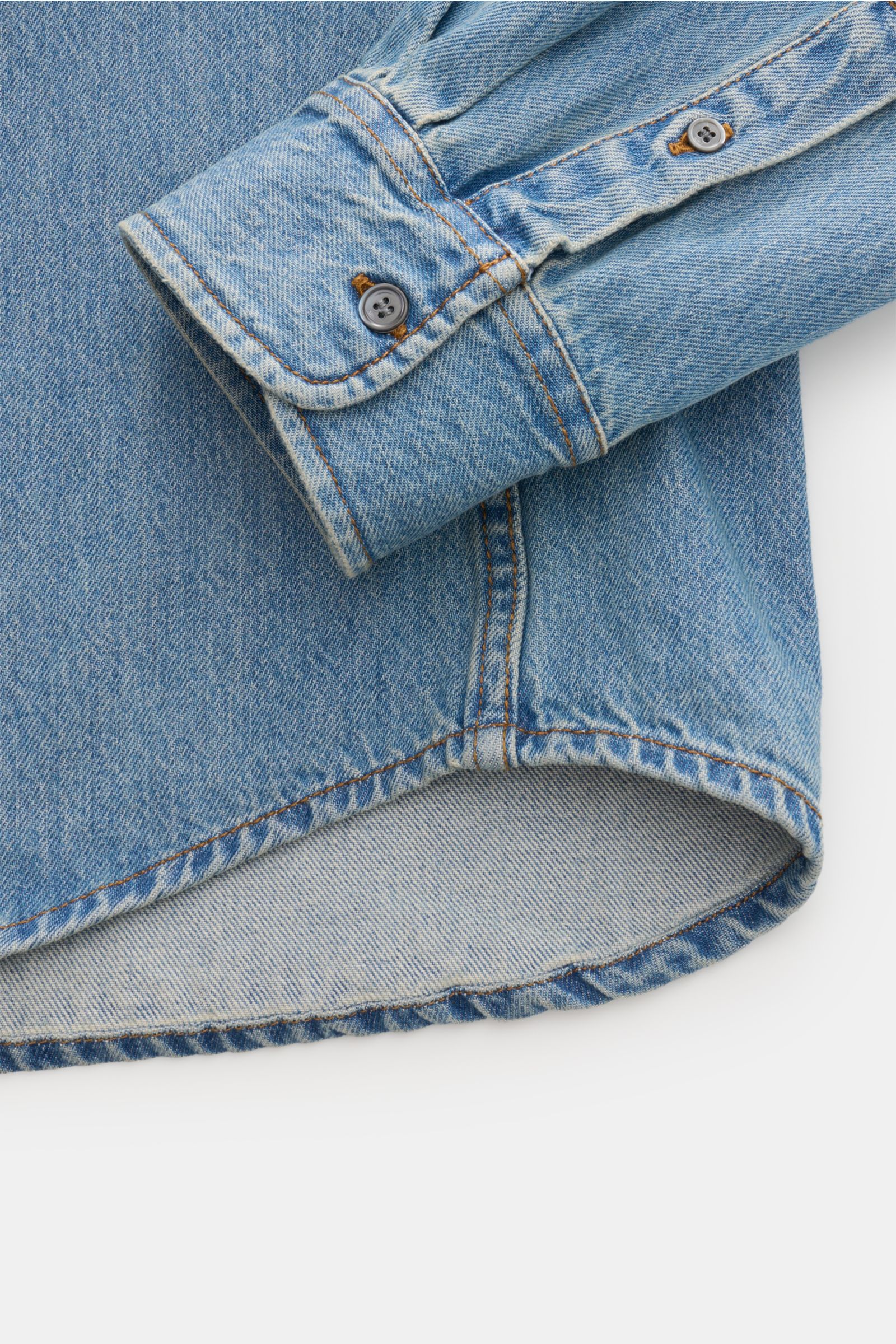 Ami Paris Jeanshemd Button-Down-Kragen rauchblau, Detailfoto von Saum und Manschette aus reiner Baumwolle mit Retro-Charme.
