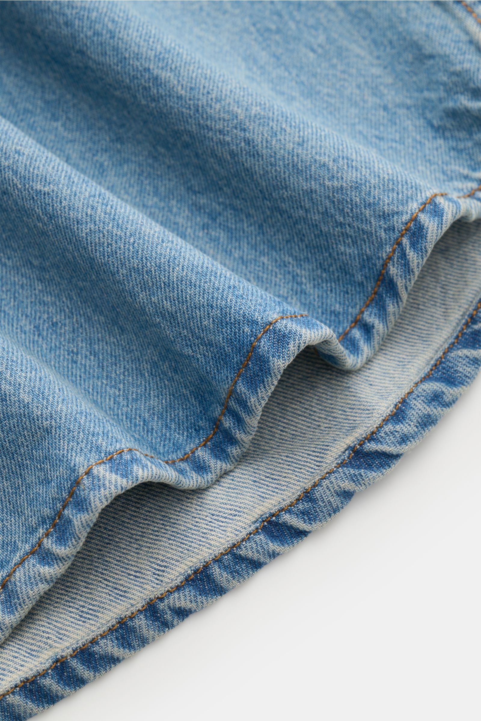 Ami Paris Jeanshemd Button-Down-Kragen rauchblau, Detailansicht des Saumverlaufs aus reiner Baumwolle mit leichter Struktur und Naht.