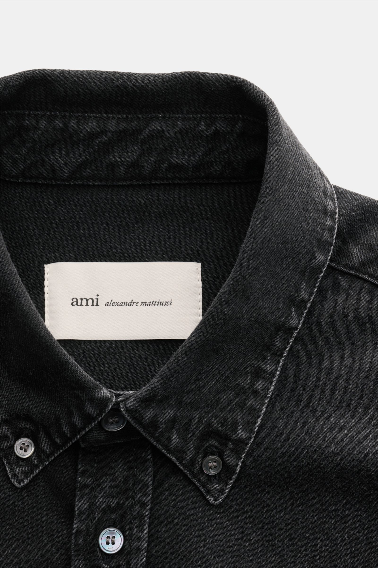 Ami Paris Jeanshemd Button-Down-Kragen dunkelgrau aus reinem Baumwoll-Denim, sportlich-robust, Oversize Fit, Frontansicht mit Knopfleiste und Sportmanschette.