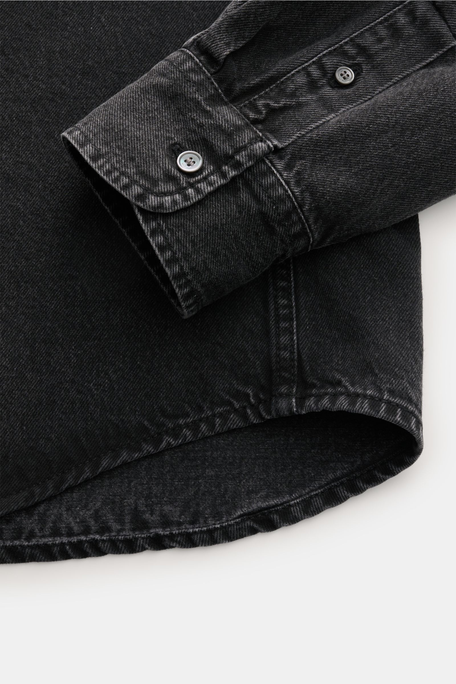 Ami Paris Jeanshemd Button-Down-Kragen dunkelgrau, Nahaufnahme von Ärmel mit klassischer Sportmanschette und gerundetem Saum, Denim aus reiner Baumwolle.