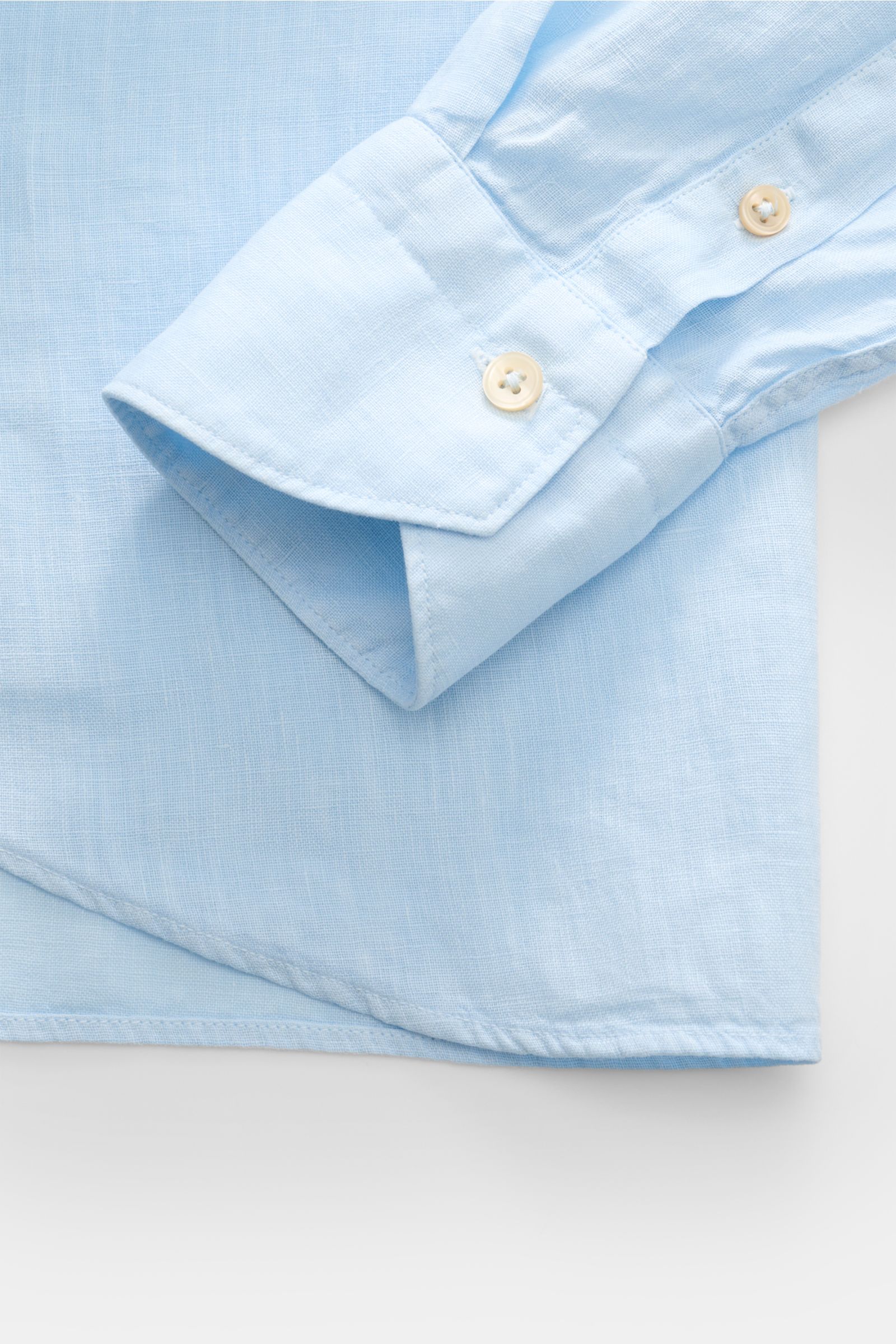 Nahaufnahme eines von Braun Leinenhemds Haifisch-Kragen hellblau, Fokus auf Manschette und Saum, reines Leinen, luftig, garment dyed.