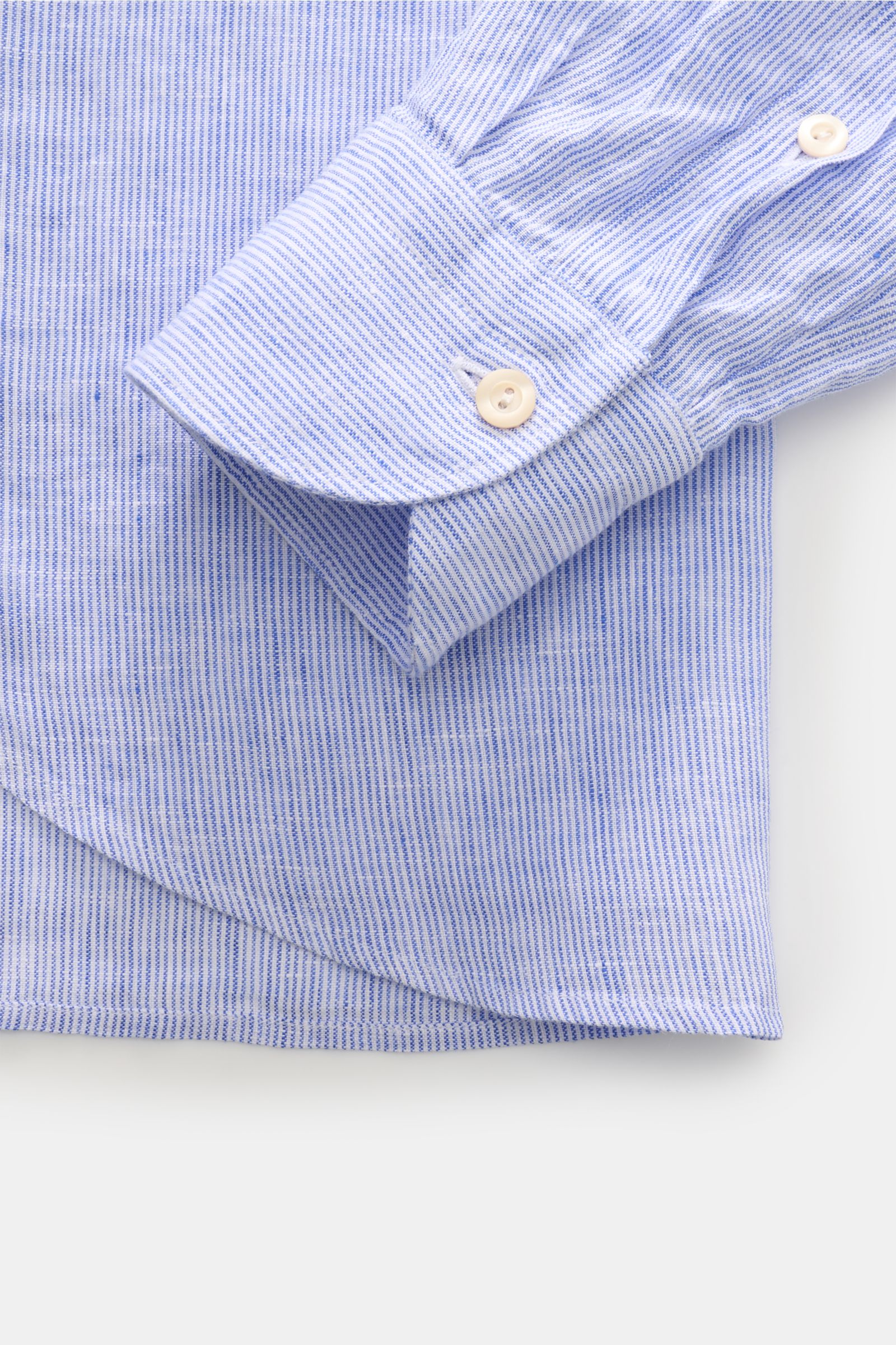Close-up front view of von Braun Linen shirt shark collar blue/white striped cuff and fabric texture, pure linen, fine stripes, classic barrel cuff, French button placket, rounded hem, regular fit, airy lightweight fabric.

