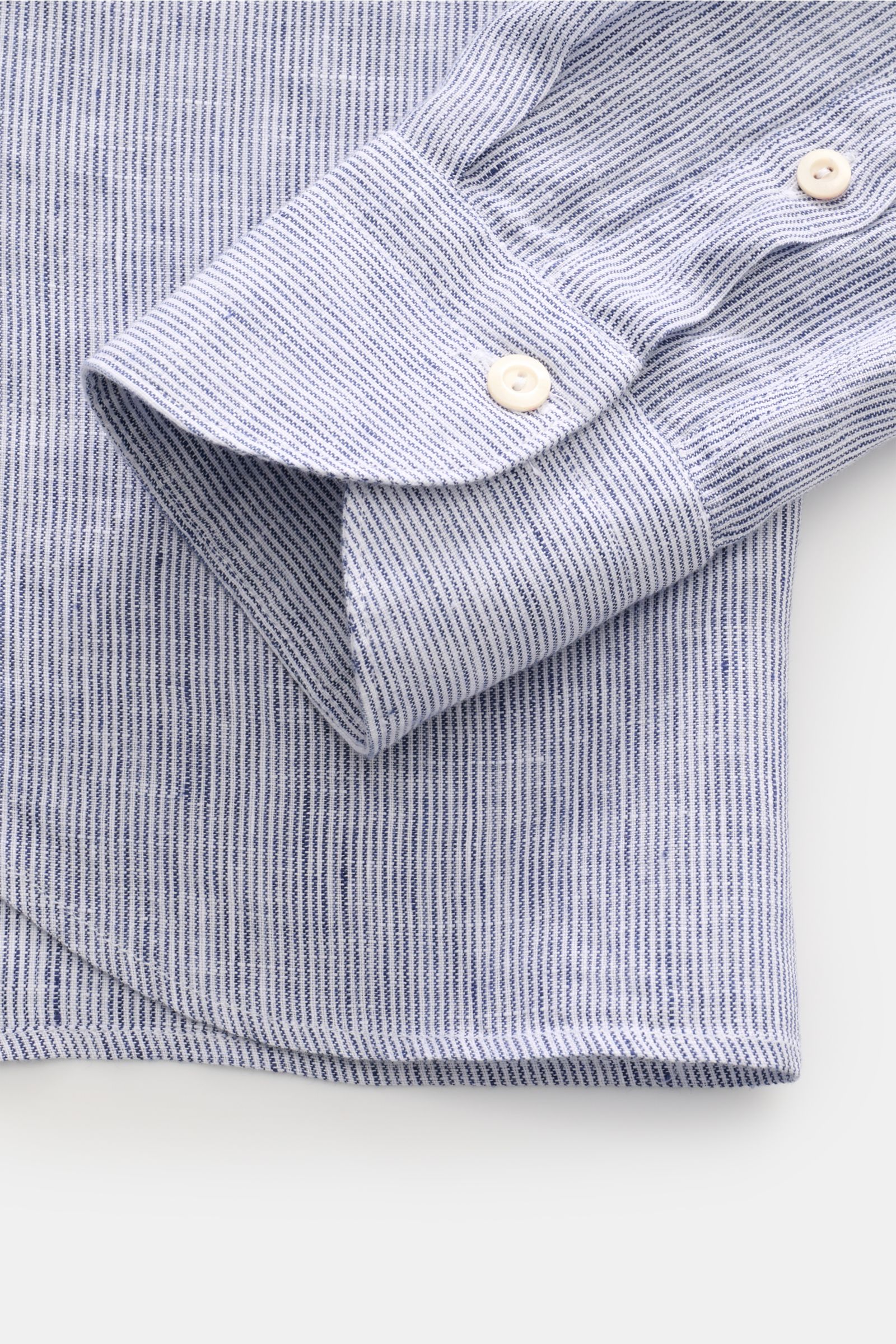 Nahaufnahme des von Braun Leinenhemd Haifisch-Kragen navy/weiß gestreift, Fokus auf Ärmel und Manschette, reines Leinen, feines Streifenmuster, luftige Qualität.