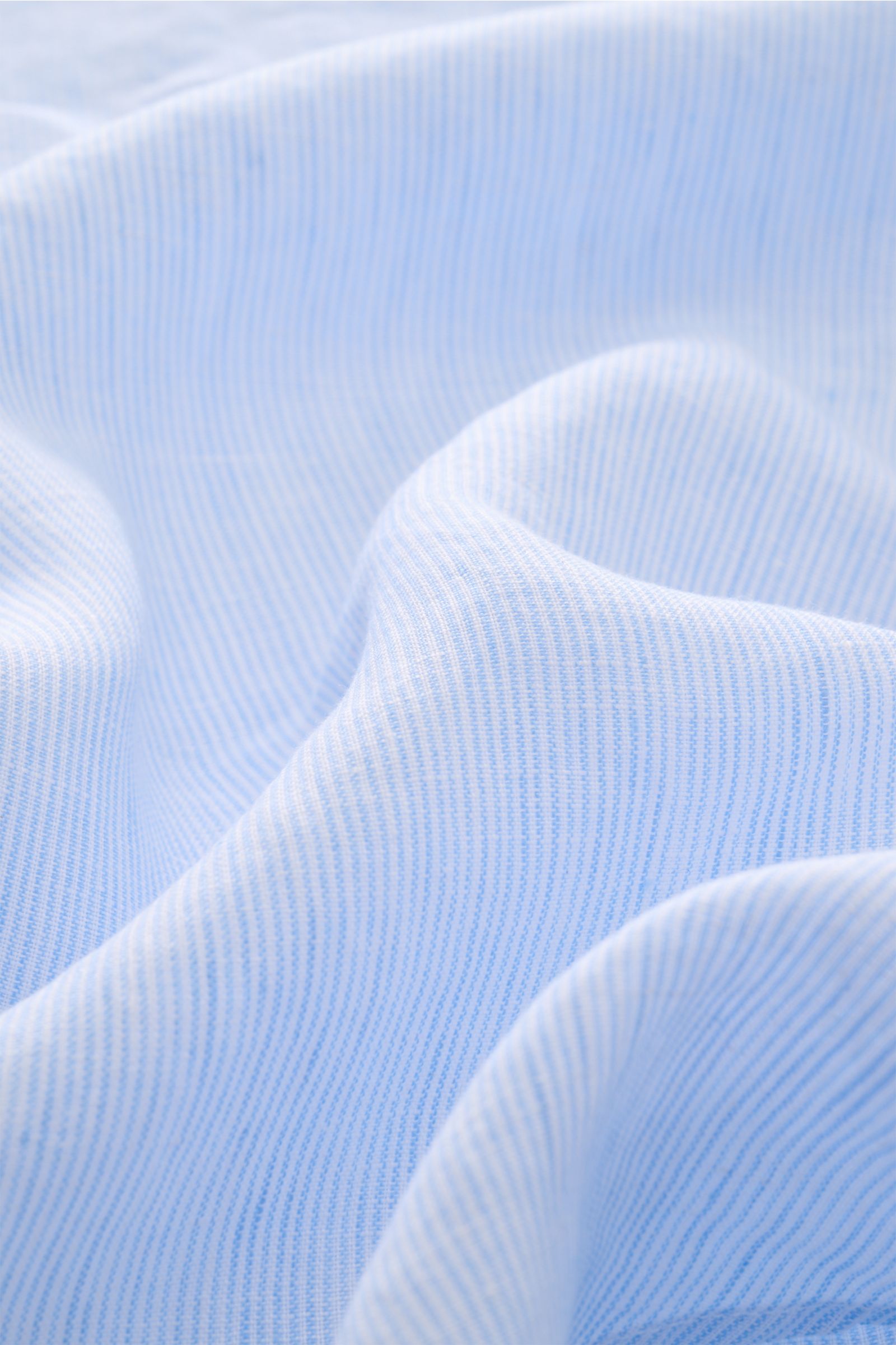 Nahaufnahme des von Braun Leinenhemd Haifisch-Kragen hellblau/weiß gestreift, zeigt luftige Leinenstruktur mit feinem Streifenmuster.