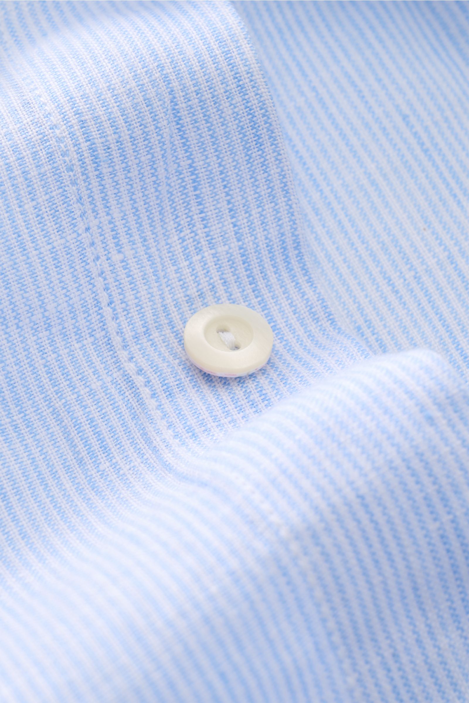 Alt-Tag (124 Zeichen): Nahaufnahme des von Braun Leinenhemd Haifisch-Kragen hellblau/weiß gestreift mit Knopf, feiner Struktur, luftigem Look.