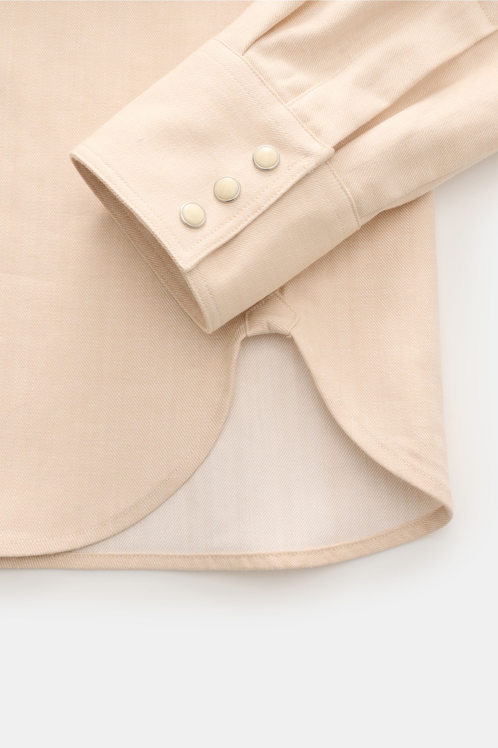 Doppiaa Jeanshemd 'Aariosto' Kent-Kragen sand, Detailaufnahme Manschette mit 3 Perlmutt-Druckknöpfen, weiche Baumwolle, Western-Stil.