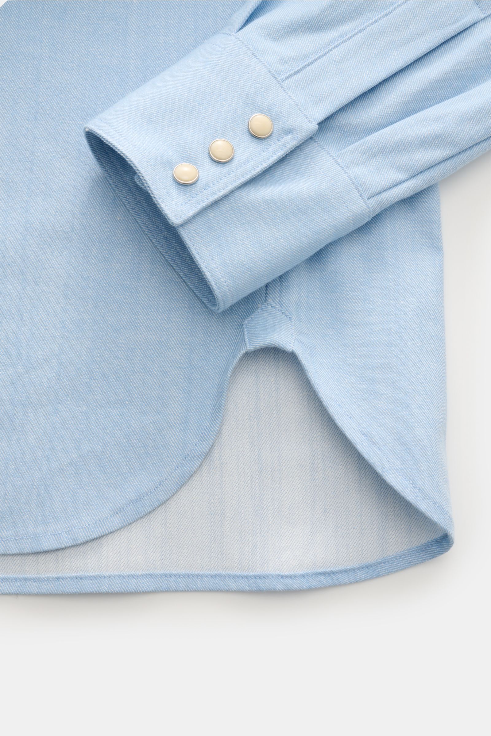 Doppiaa Jeanshemd 'Aariosto' Kent-Kragen hellblau, Detailaufnahme Manschette mit Perlmutt-Druckknöpfen und gerundetem Saum, Denim, Regular Fit.