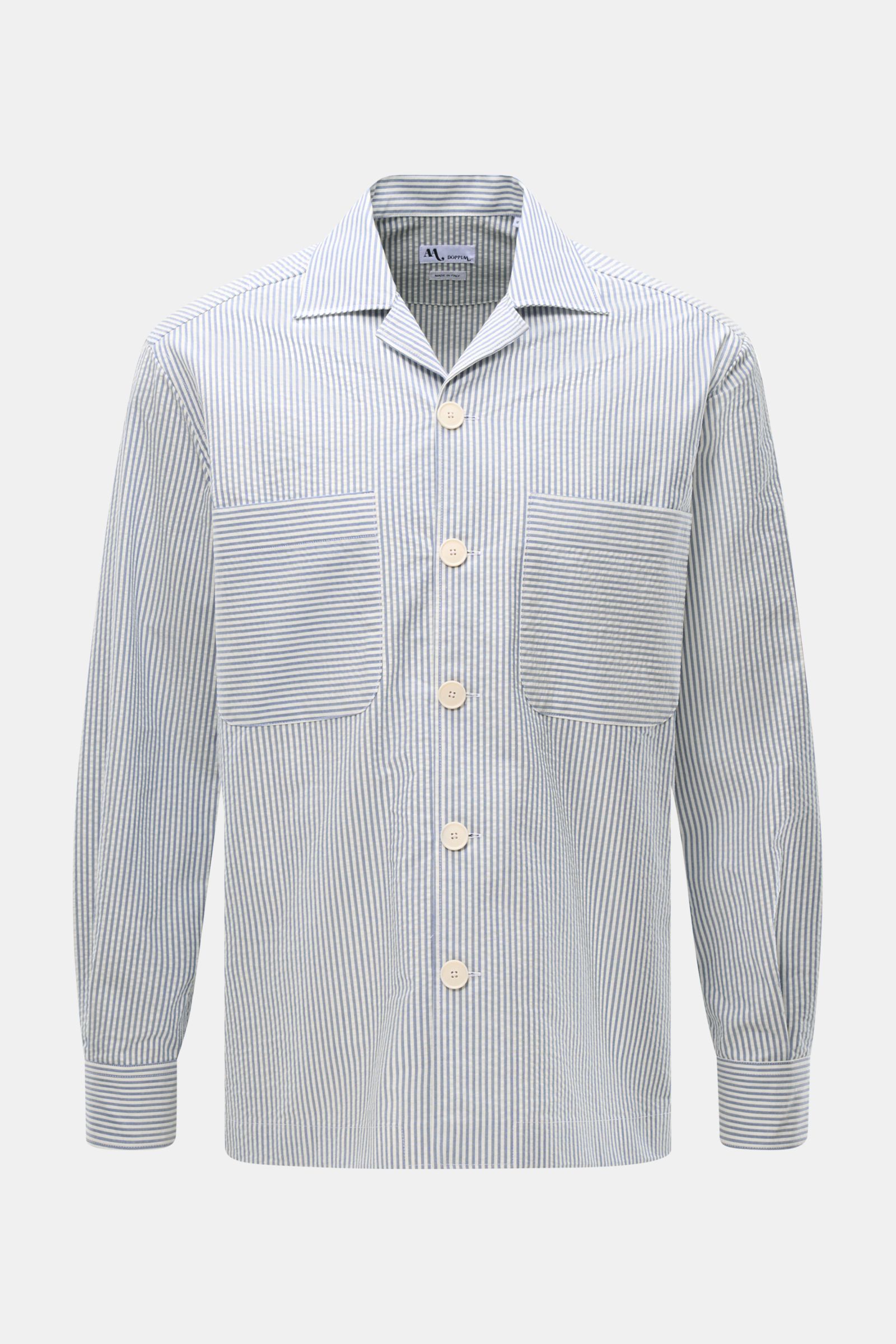 Doppiaa Seersucker-Hemd 'Aalassio' Haifisch-Kragen rauchblau shown front view with vertical stripes, button closure, and two large chest pockets.  
Erste Wahl für mühelose Looks ist das Seersucker-Hemd 'Aalassio' aus reiner Baumwolle von DOPPIAA, das m