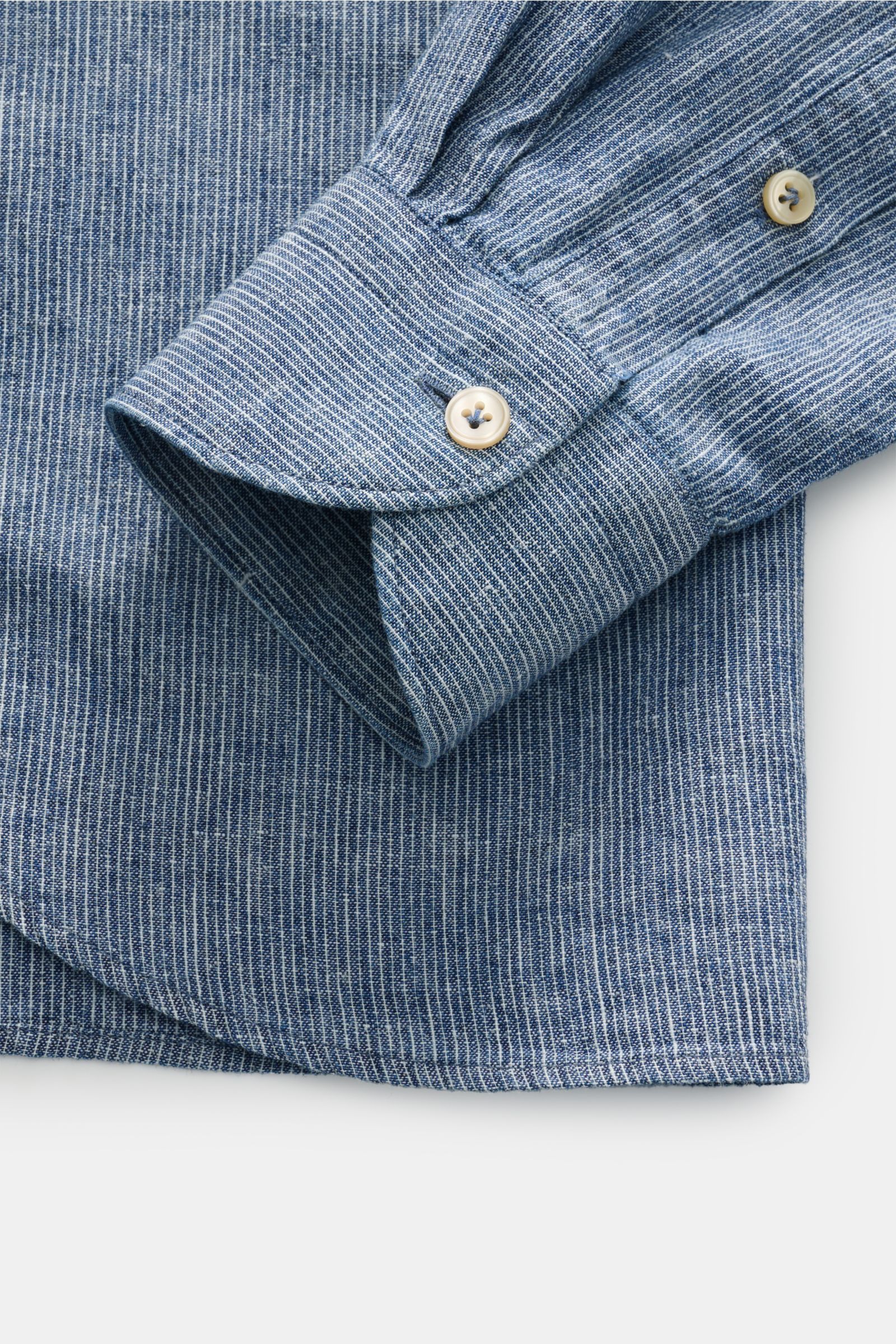 Nahaufnahme des Ärmels mit klassischer Sportmanschette und Perlmuttknöpfen vom navy gestreiften Guglielminotti Casual Hemd Haifisch-Kragen, fotografiert von oben.

Zusatztext (eingefügt):  
