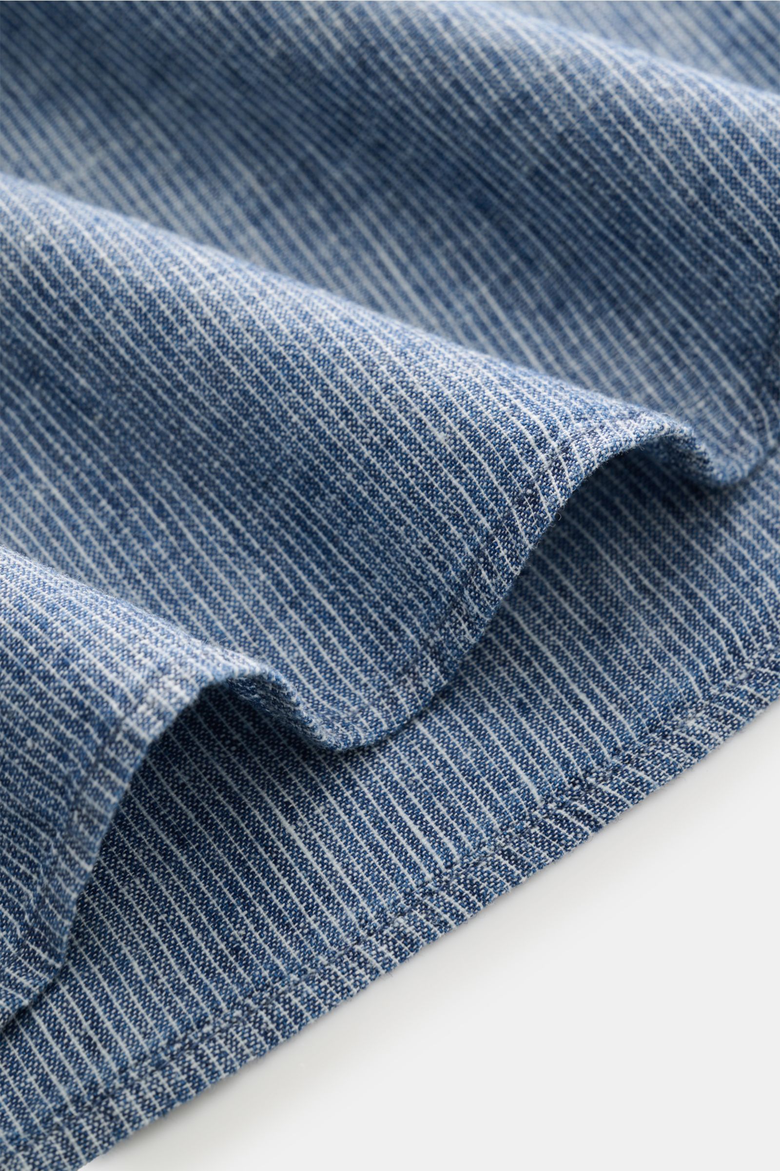 Guglielminotti Casual Hemd Haifisch-Kragen navy gestreift, Detailaufnahme Stoffstruktur aus Leinen-Baumwoll-Mix, Nahaufnahme mit Falten.