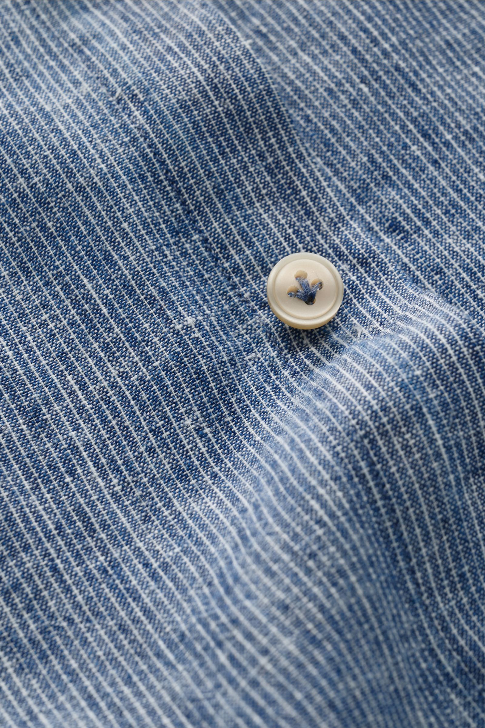 Nahaufnahme des Stoffes des Guglielminotti Casual Hemd Haifisch-Kragen navy gestreift, gewebtes Leinen-Baumwoll-Mix und Perlmuttknopf.