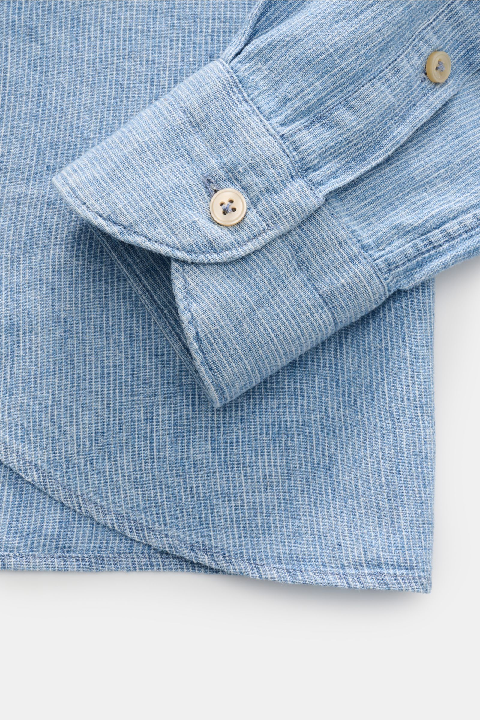 Nahaufnahme des Ärmels und der Sportmanschette des Guglielminotti Casual Hemd Haifisch-Kragen rauchblau gestreift, fotografiert von oben.