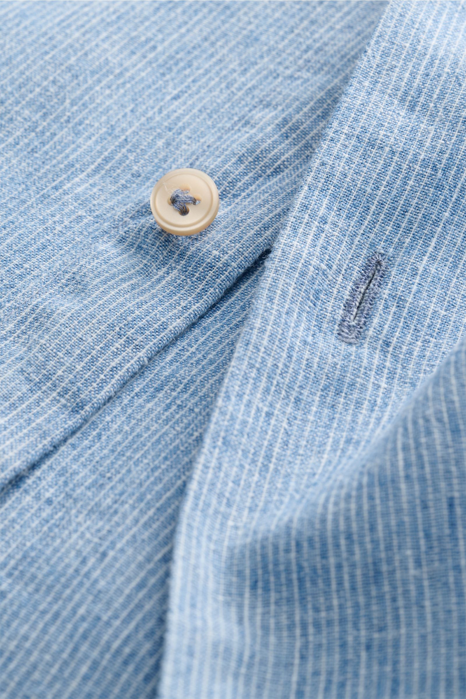 Guglielminotti Casual Hemd Haifisch-Kragen rauchblau gestreift, Detailaufnahme Knopf und feines Leinen-Baumwoll-Gewebe aus nächster Nähe.