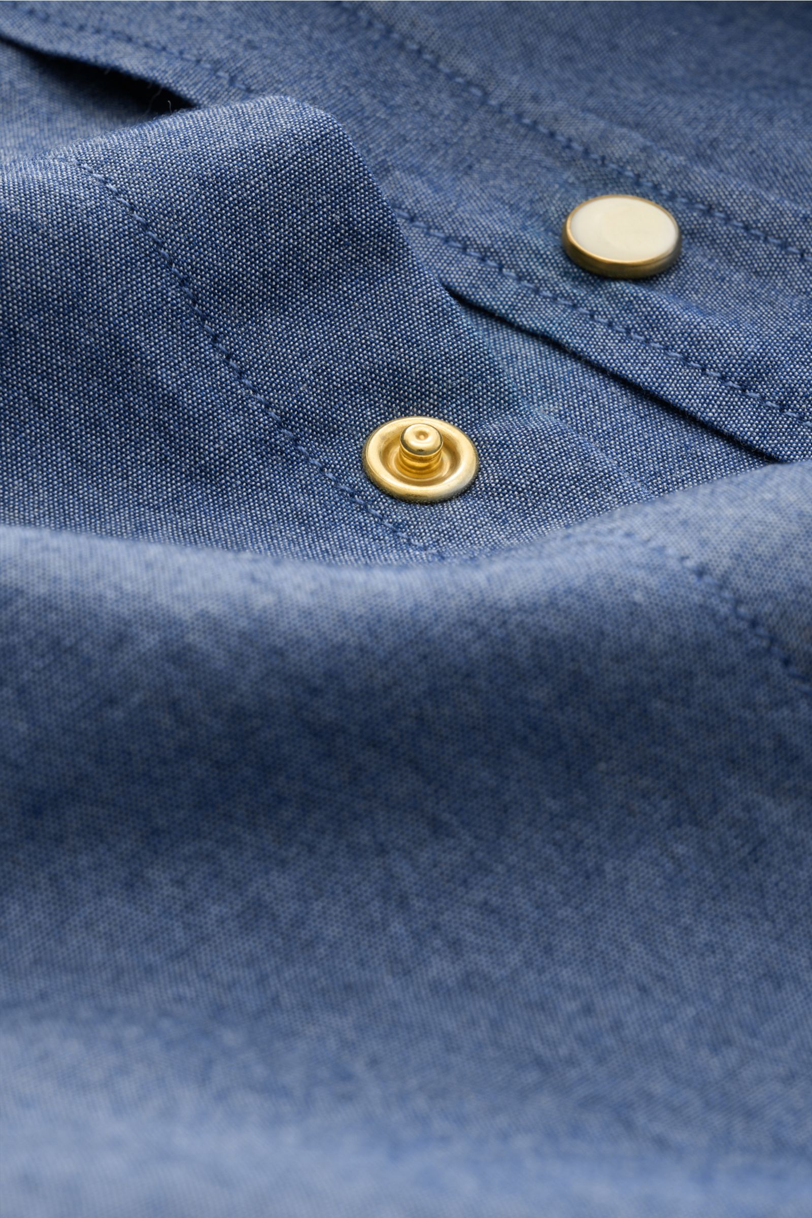 Close-up view of the Guglielminotti Chambray shirt shark collar dark blue, showing pure cotton fabric with fine stitching and gold button details.