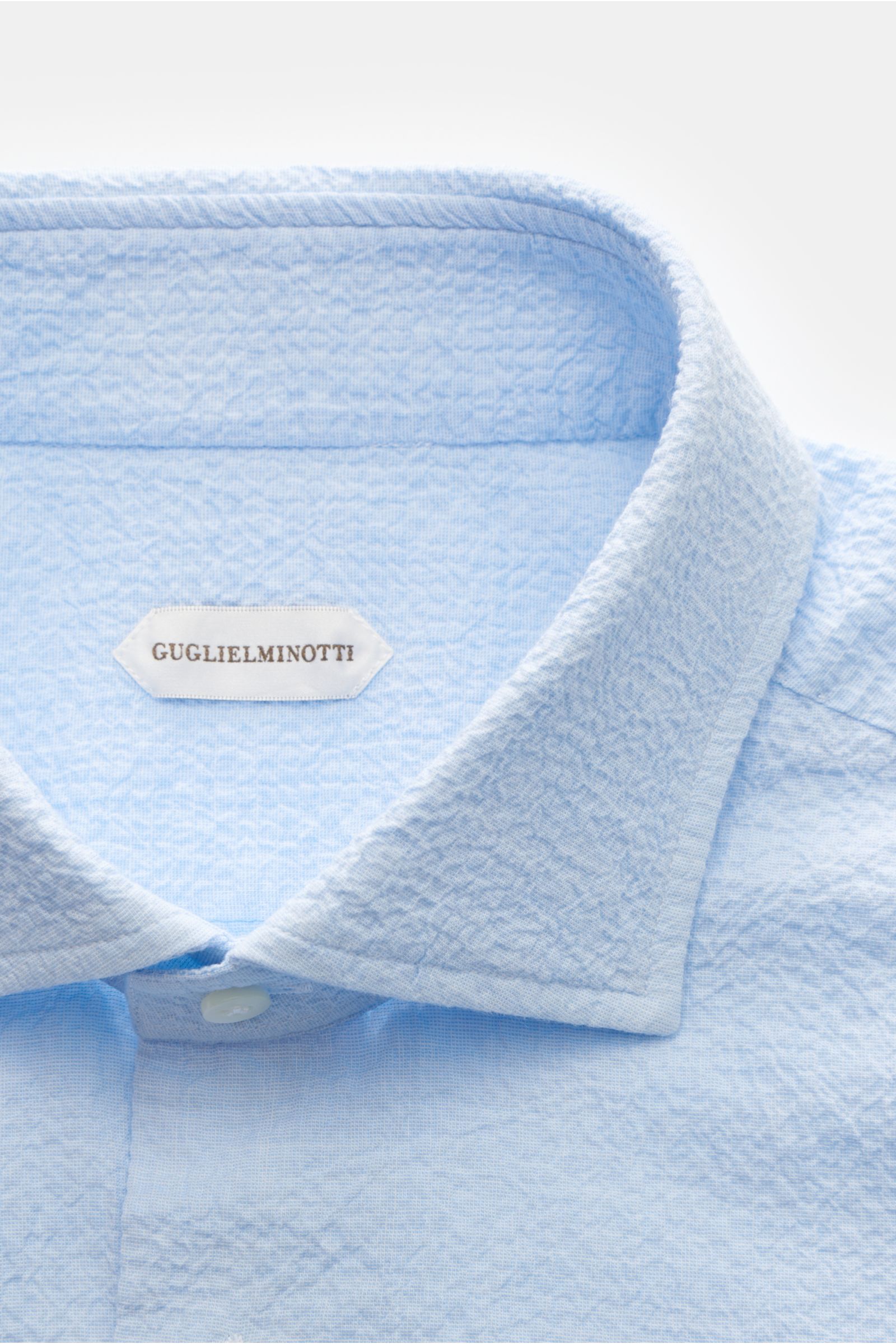 Guglielminotti Casual Hemd Haifisch-Kragen hellblau, schmal geschnitten, elastische Baumwolle mit Crinkle-Effekt, Detailansicht Kragen frontal.