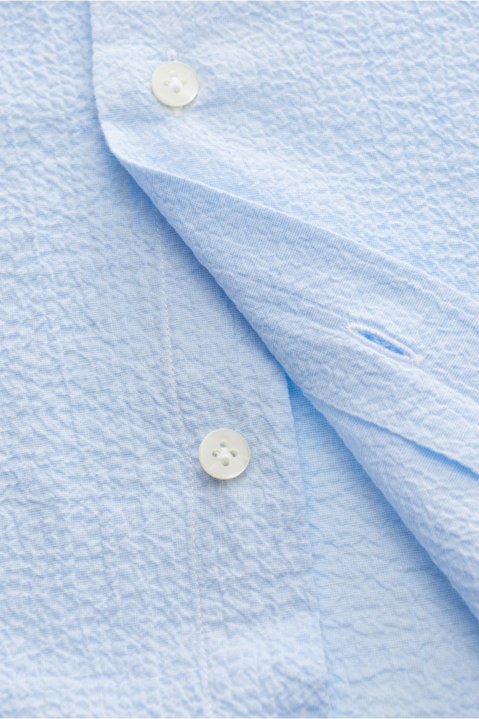 Nahaufnahme des Guglielminotti Casual Hemd Haifisch-Kragen hellblau mit Crinkle-Effekt, elastischer Baumwolle und französischer Knopfleiste.