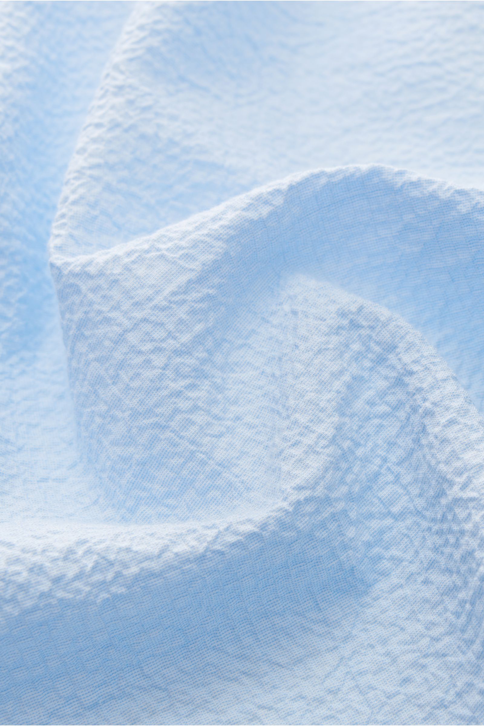 Guglielminotti Casual Hemd Haifisch-Kragen hellblau, Nahaufnahme schmaler Slim Fit aus elastischer Baumwolle mit Crinkle-Effekt, strukturierte Oberfläche.