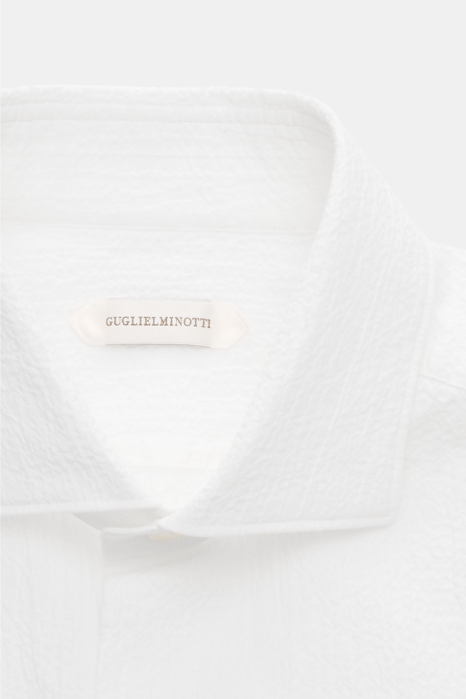 Close-up of the Guglielminotti Casual shirt shark collar white, showing the textured crinkle effect fabric and slim shark collar from a front top perspective.

Description:
An elegant casual shirt with a twist: this slim model GUGLIELMINOTTI is made of