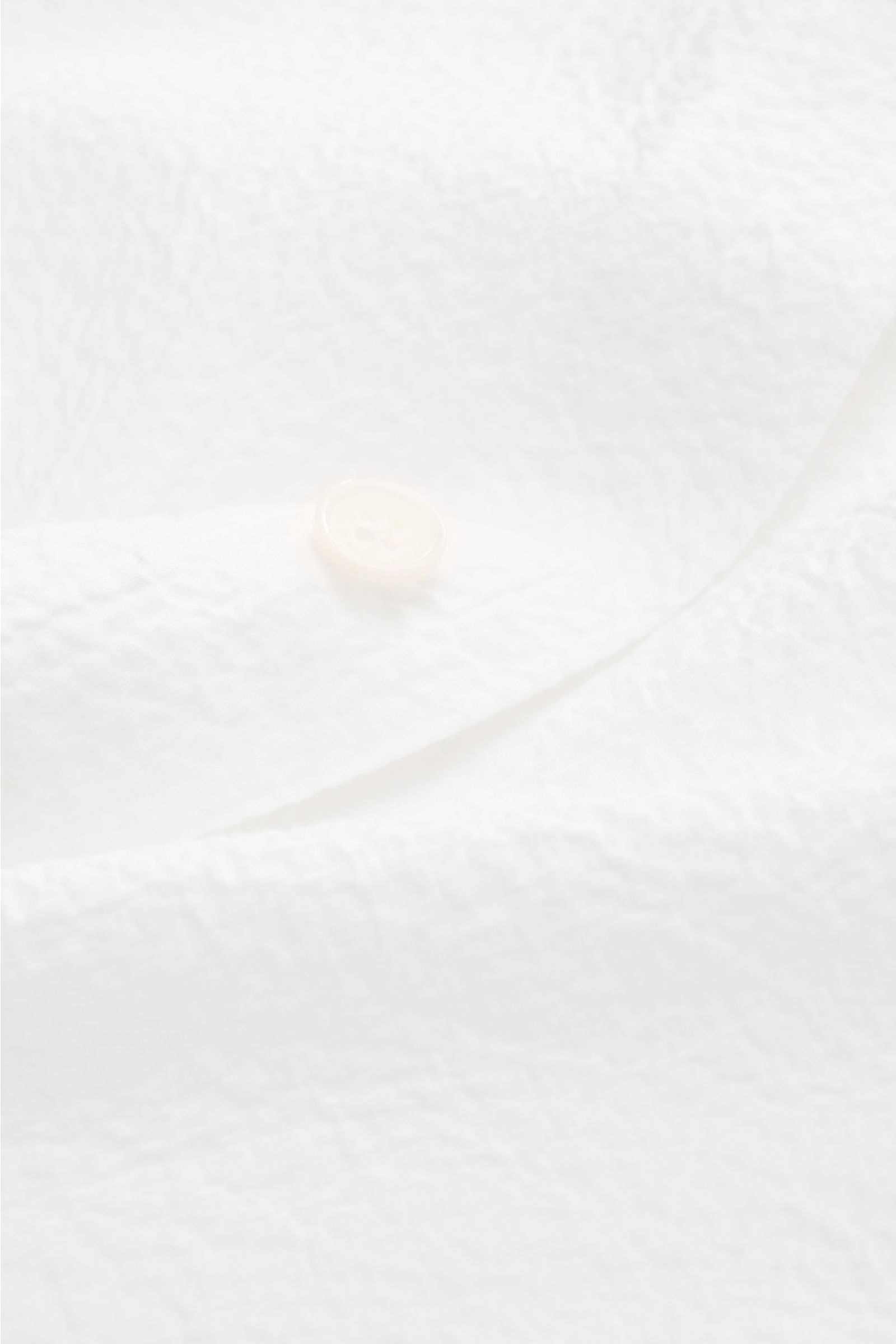 Close-up front view of the Guglielminotti Casual shirt shark collar white showing textured crinkle fabric and French button placket.

An elegant casual shirt with a twist: this slim model GUGLIELMINOTTI is made of stretchy cotton with crinkle effect wh