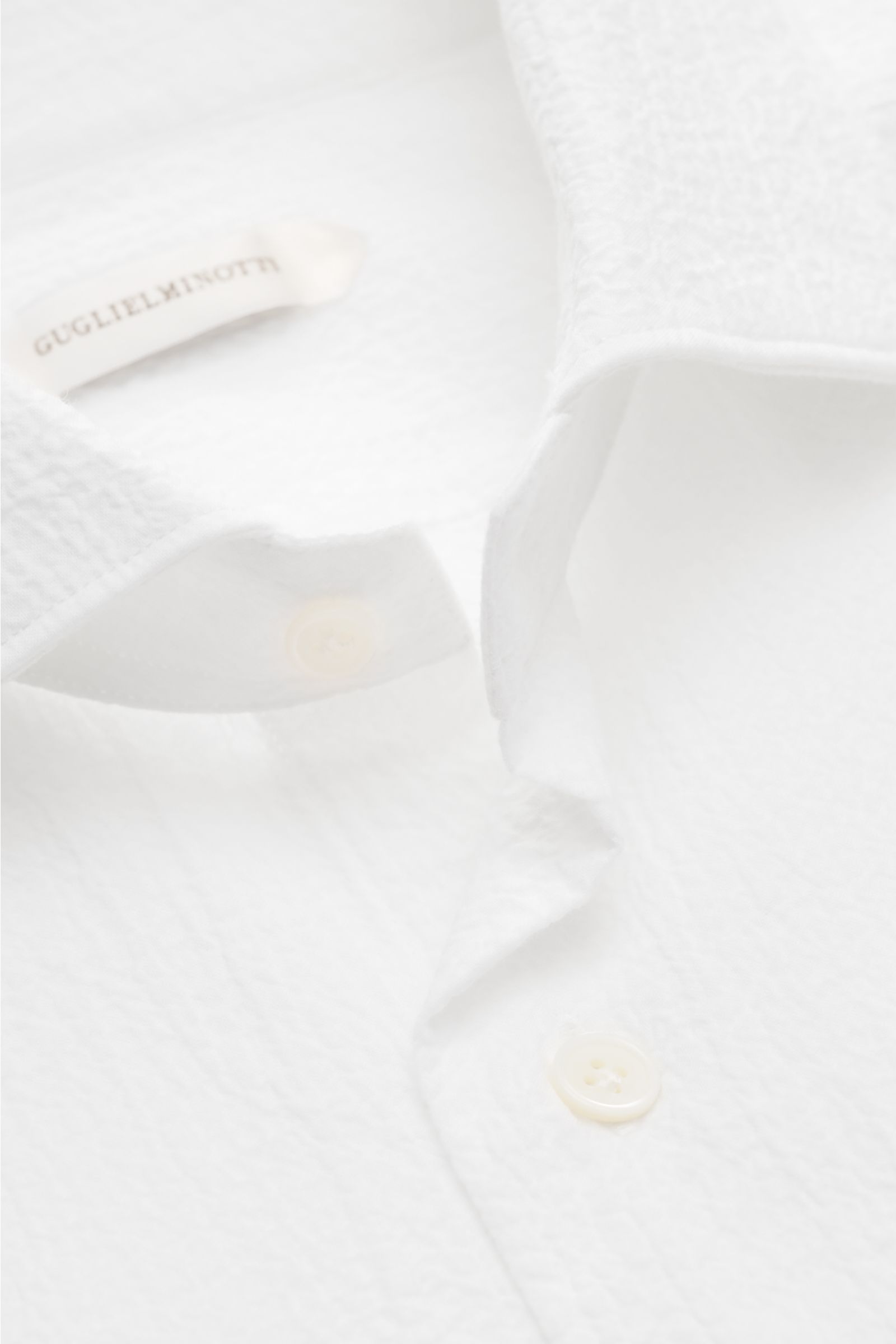 Close-up front view of Guglielminotti Casual shirt shark collar white, showing crinkle effect stretchy cotton fabric and buttons.

An elegant casual shirt with a twist: this slim model GUGLIELMINOTTI is made of stretchy cotton with crinkle effect which