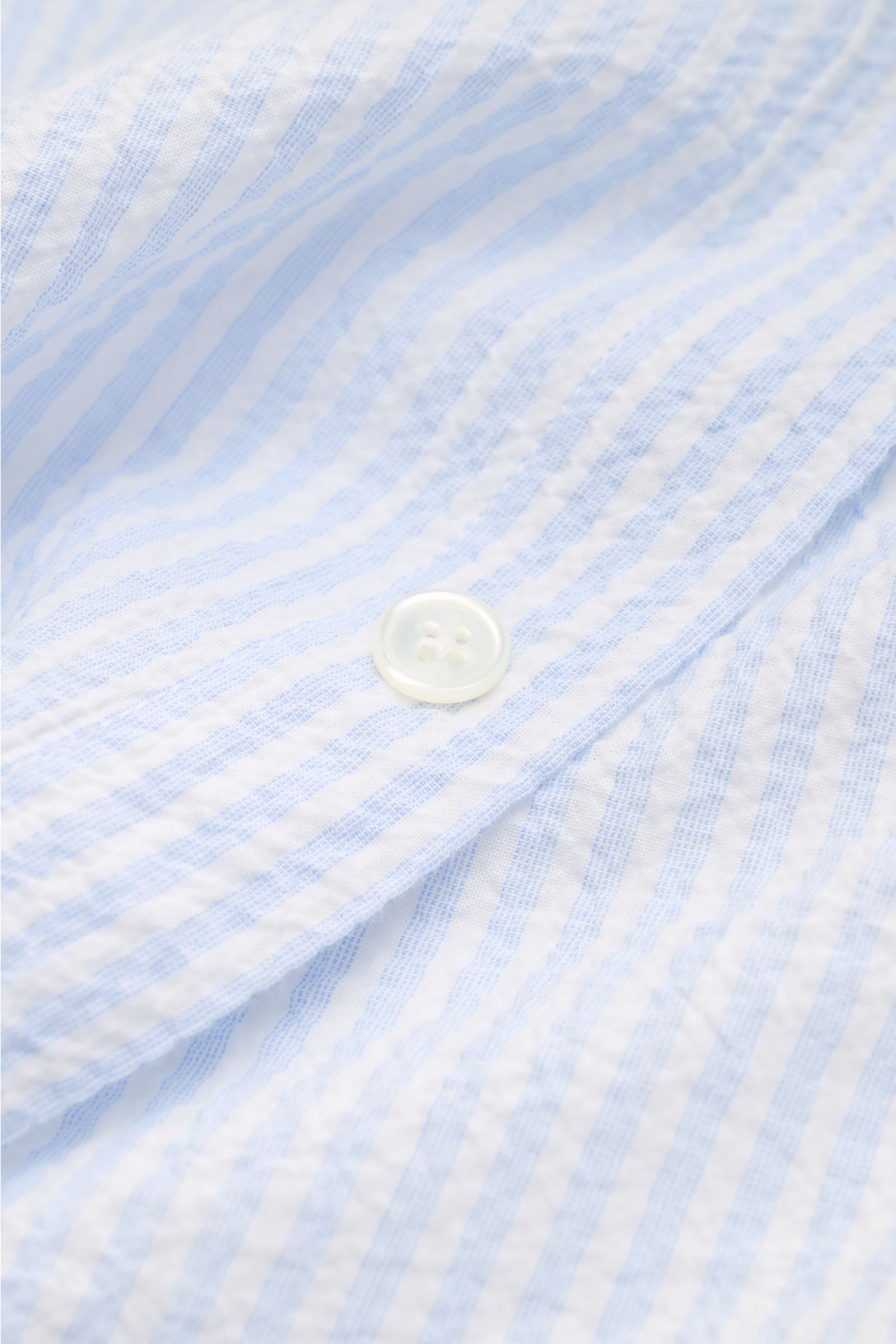 Guglielminotti Casual Hemd Haifisch-Kragen hellblau/weiß gestreift, Detailaufnahme Crinkle-Effekt, elastische Baumwolle, Knopf, Slim Fit, bügelfrei.