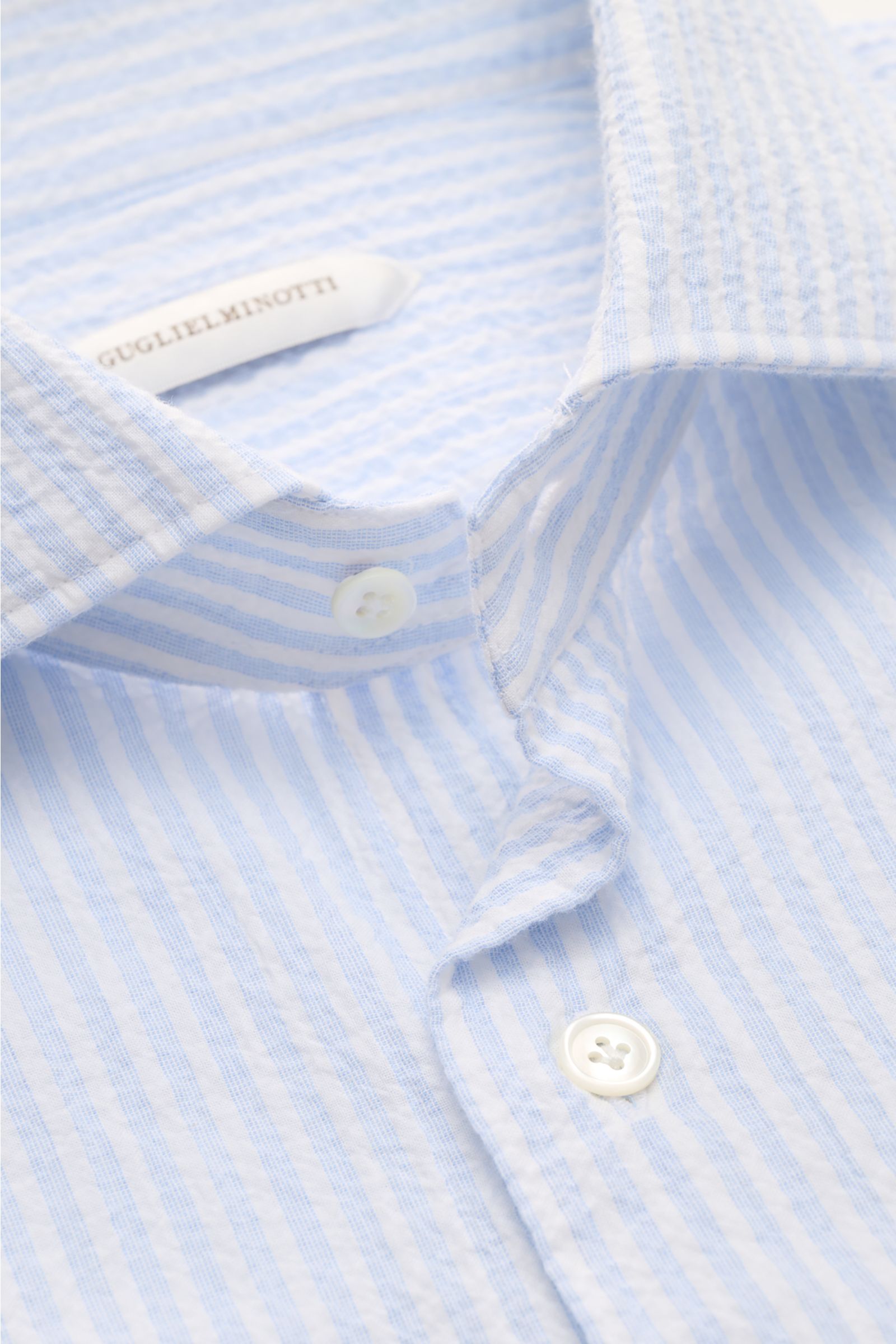 Nahaufnahme des Guglielminotti Casual Hemd Haifisch-Kragen hellblau/weiß gestreift, schmal, elastische Baumwolle mit Crinkle-Effekt, Slim Fit, französische Knopfleiste.