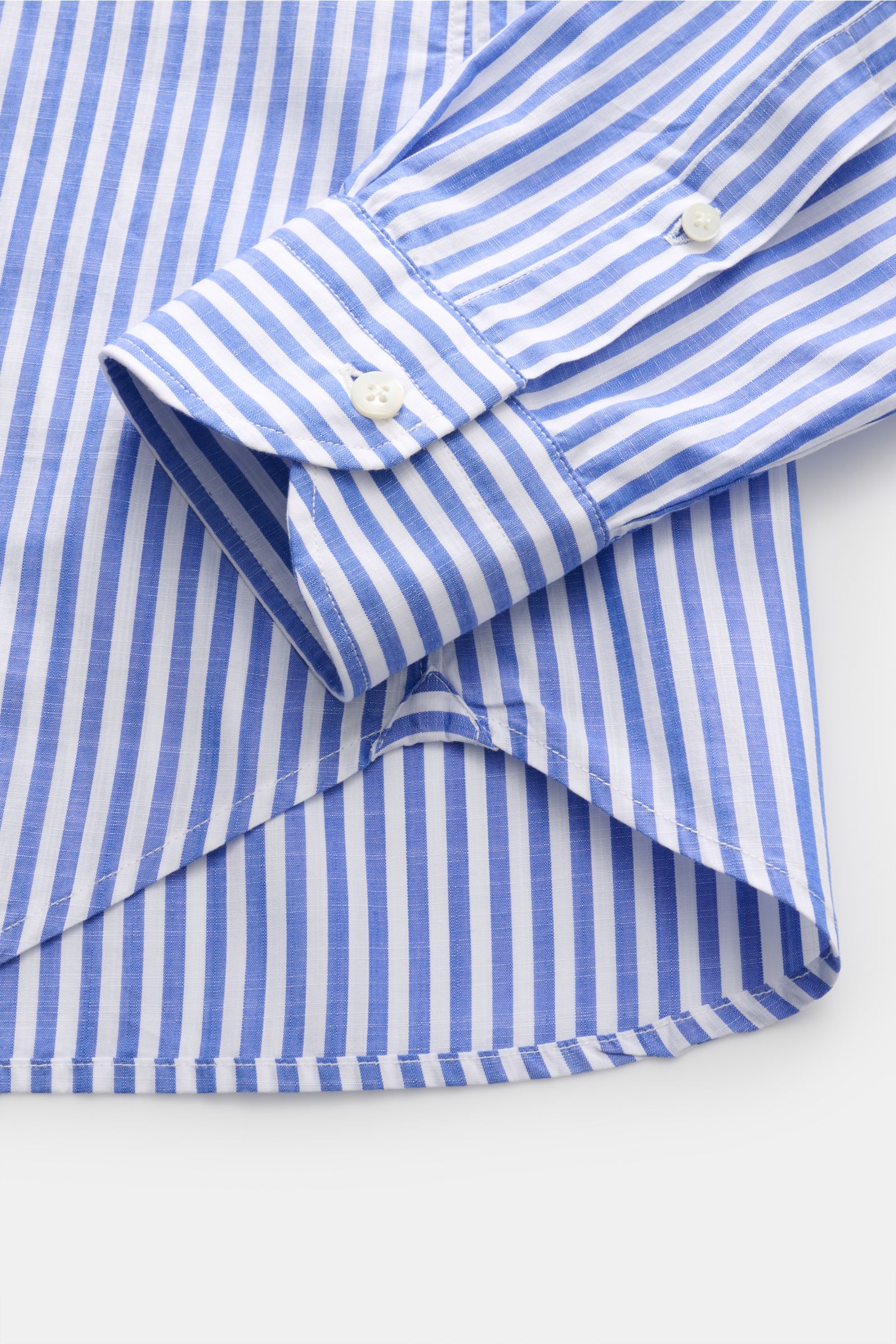 Guglielminotti Casual Hemd Haifisch-Kragen blau/weiß gestreift, Slim Fit, reine Baumwolle, glatter Griff, Manschette und Saum in Nahaufnahme von oben.