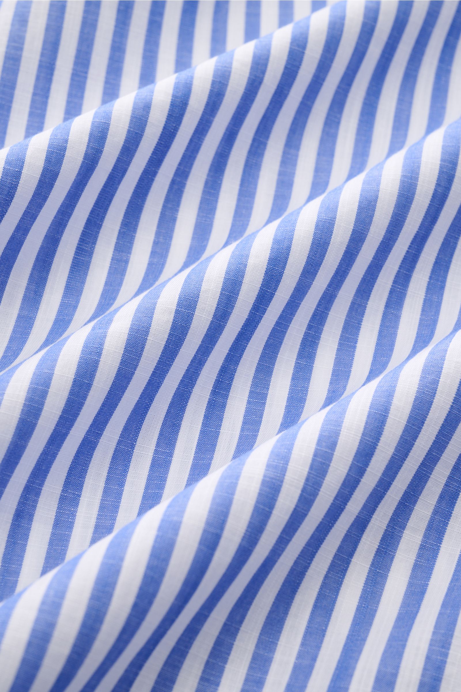 Geglätteter Stoff des Guglielminotti Casual Hemd Haifisch-Kragen blau/weiß gestreift, reine Baumwolle, Slim Fit, Detailaufnahme in Nahaufnahme.