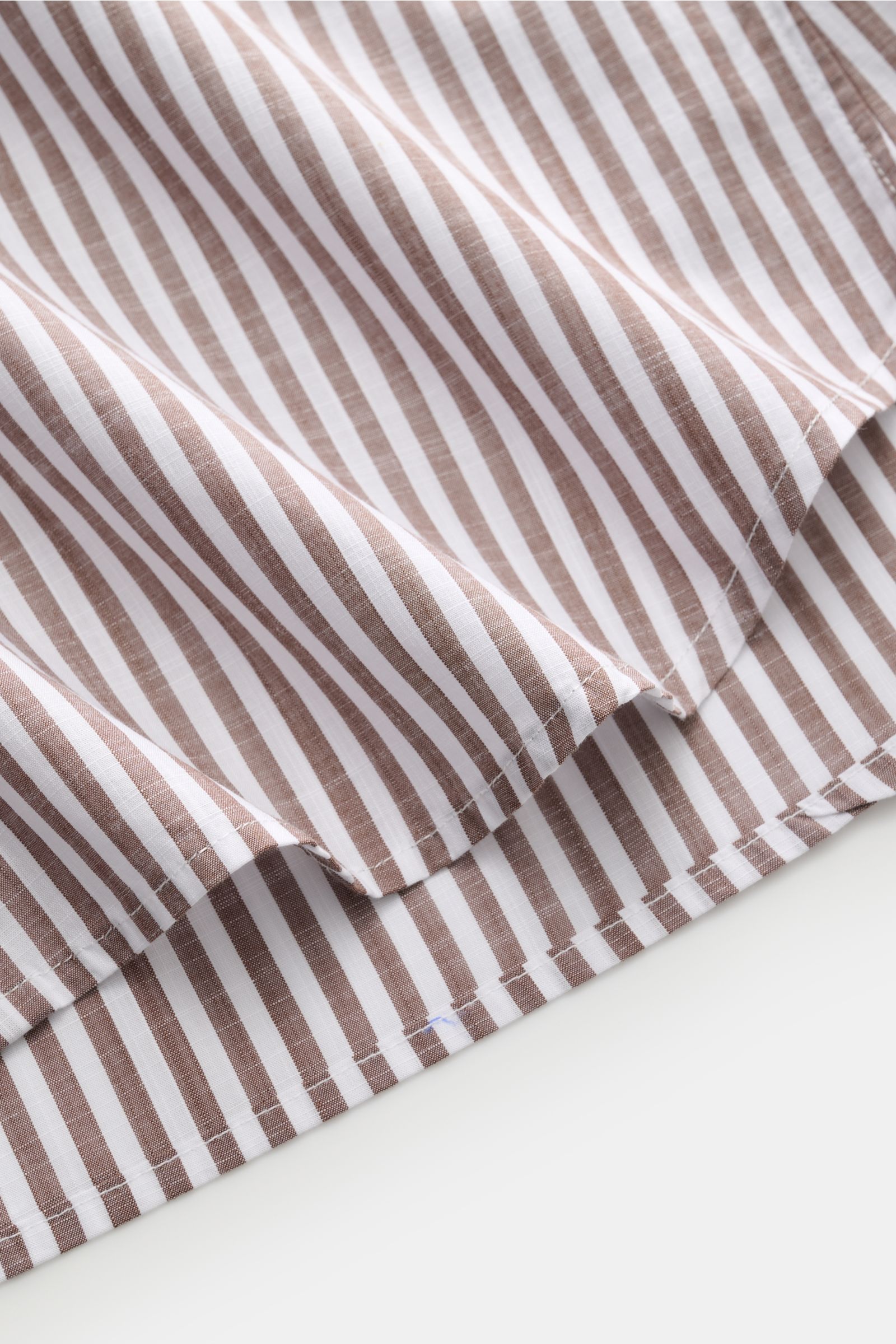 Nahaufnahme des Guglielminotti Casual Hemd Haifisch-Kragen braun/weiß gestreift, reine Baumwolle, Slim Fit, glatter Griff, gerundeter Saum.