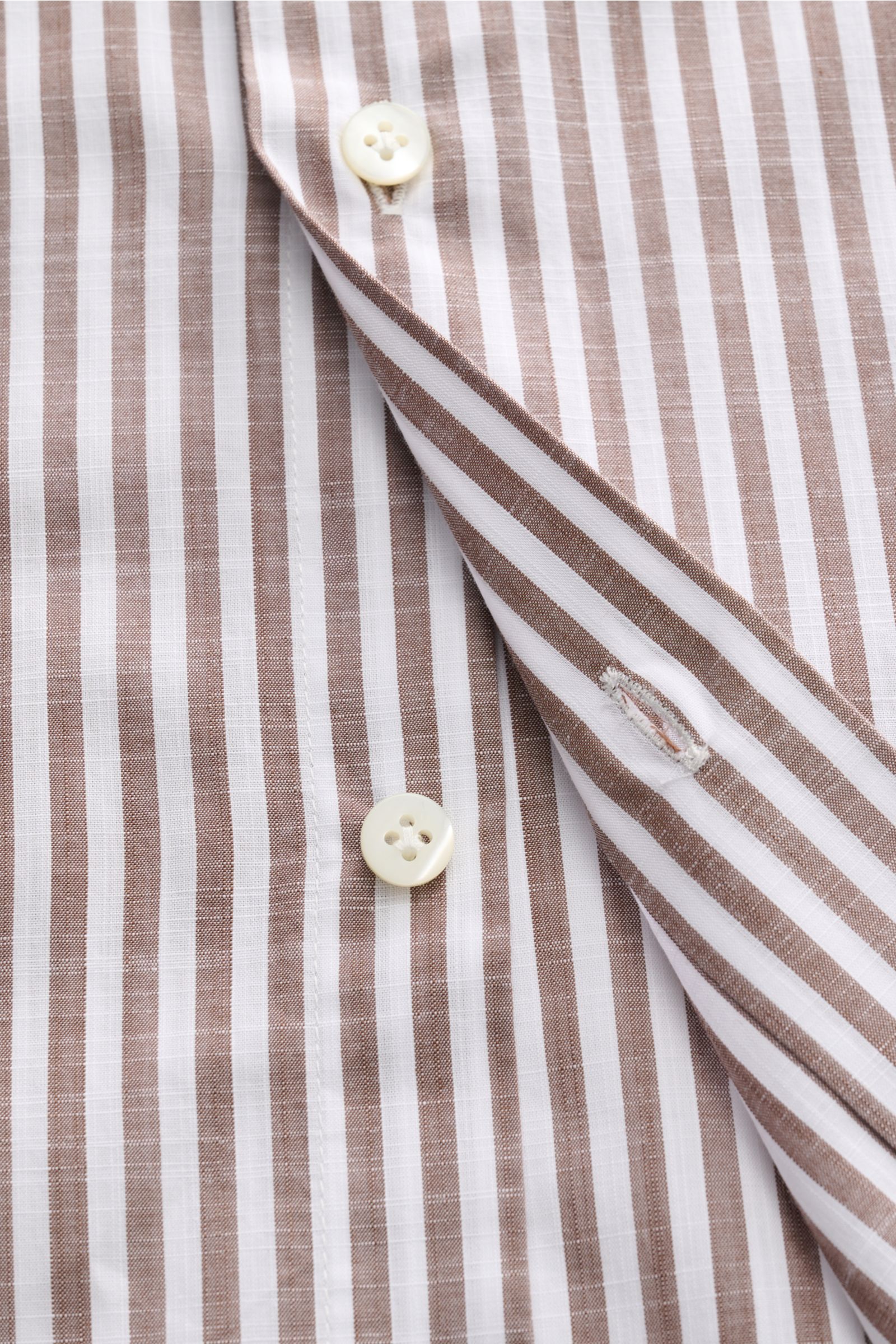 Guglielminotti Casual Hemd Haifisch-Kragen braun/weiß gestreift, Detailansicht von vorne, reine Baumwolle, Slim Fit, französische Knopfleiste.