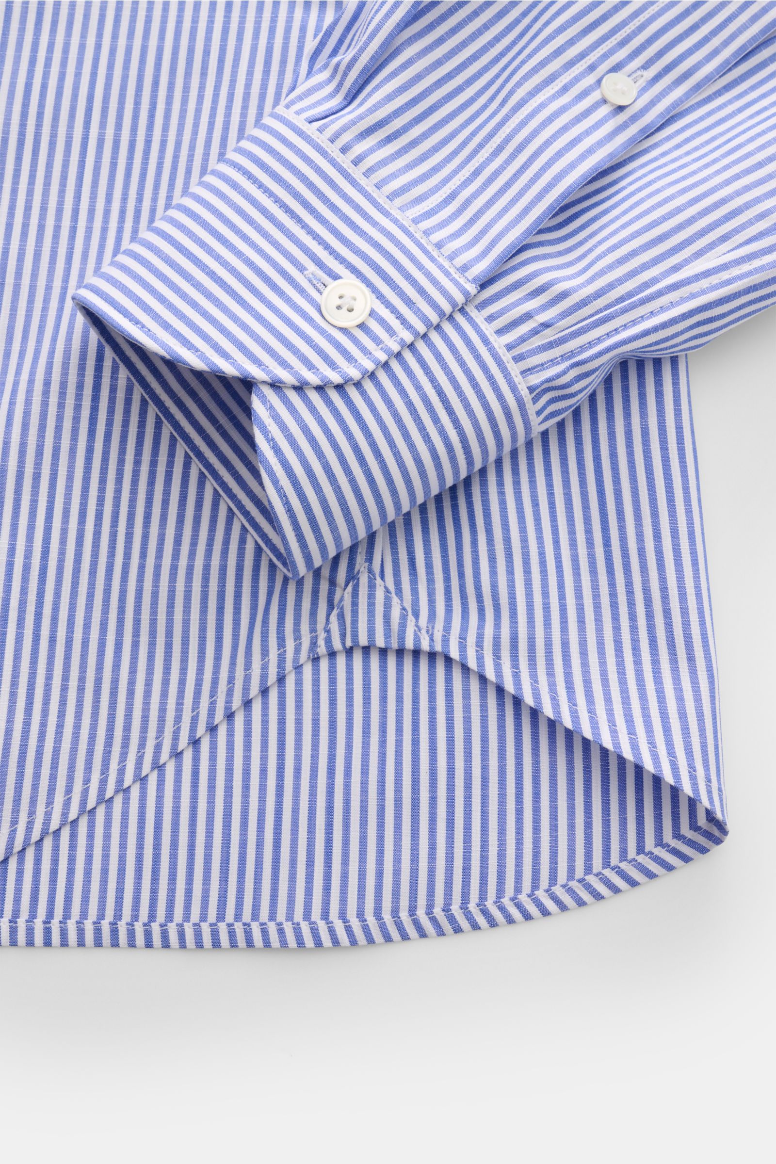 Guglielminotti Casual Hemd Haifisch-Kragen blau/weiß gestreift, Detailaufnahme von Manschette und Saum, reine Baumwolle, Slim Fit, elegante Verarbeitung.