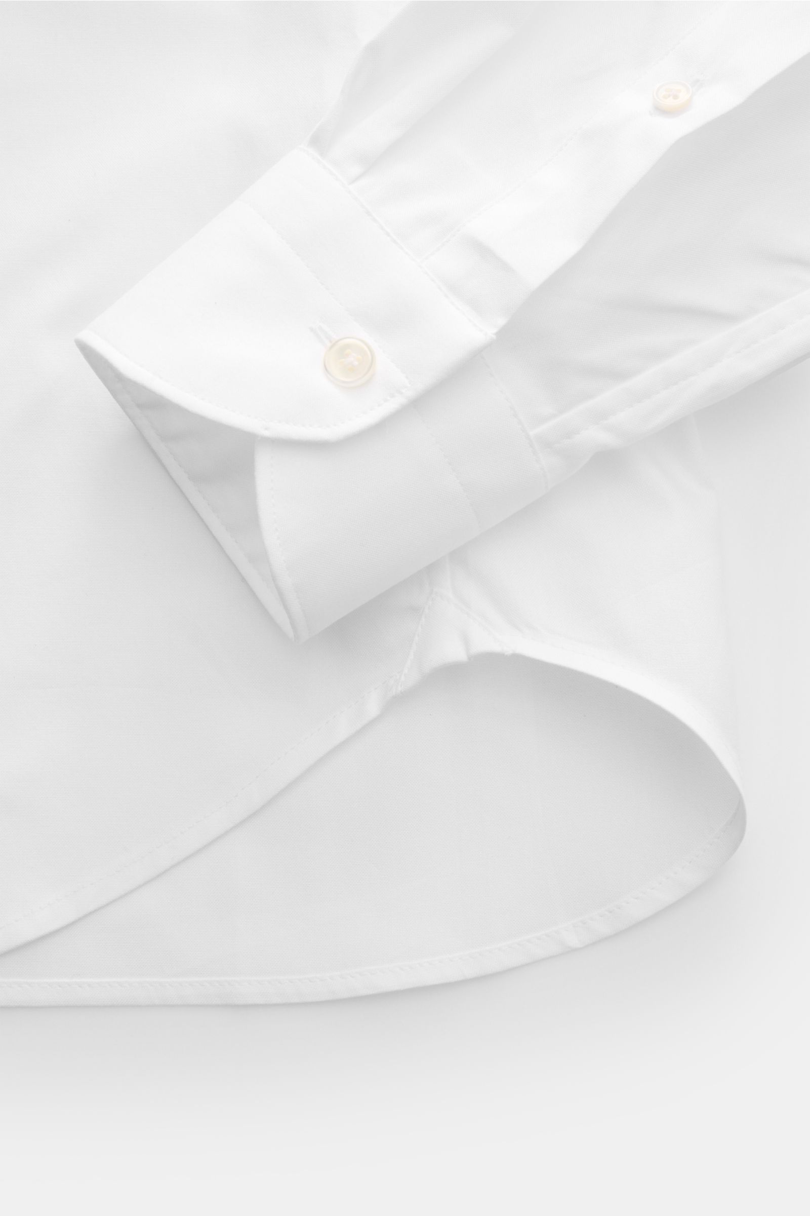 Guglielminotti Casual Hemd Haifisch-Kragen weiß, Detailaufnahme von Manschette, französischer Knopfleiste, Taillenabnähern, gerundetem Saum, reine Baumwolle.