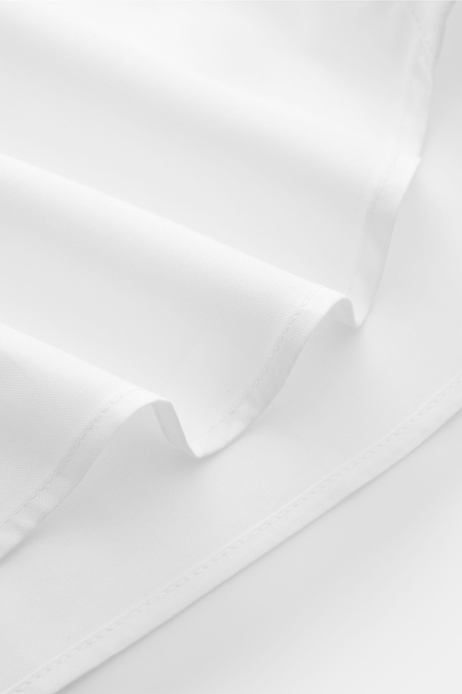 Guglielminotti Casual Hemd Haifisch-Kragen weiß, Nahaufnahme der reinen Baumwolle mit glattem Griff und feiner Naht, Seitenansicht.