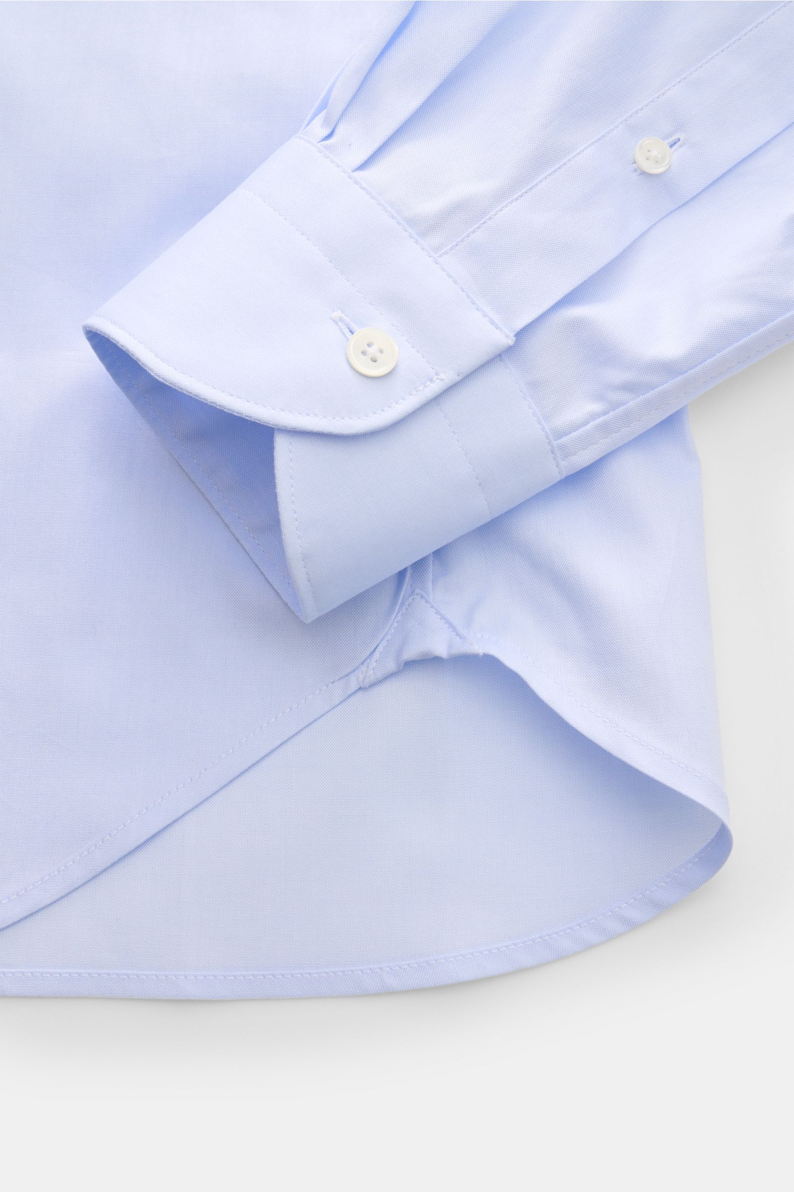 Guglielminotti Casual Hemd Haifisch-Kragen hellblau, Nahaufnahme von Manschette und gerundetem Saum, reine Baumwolle, Slim Fit, seitliche Perspektive.