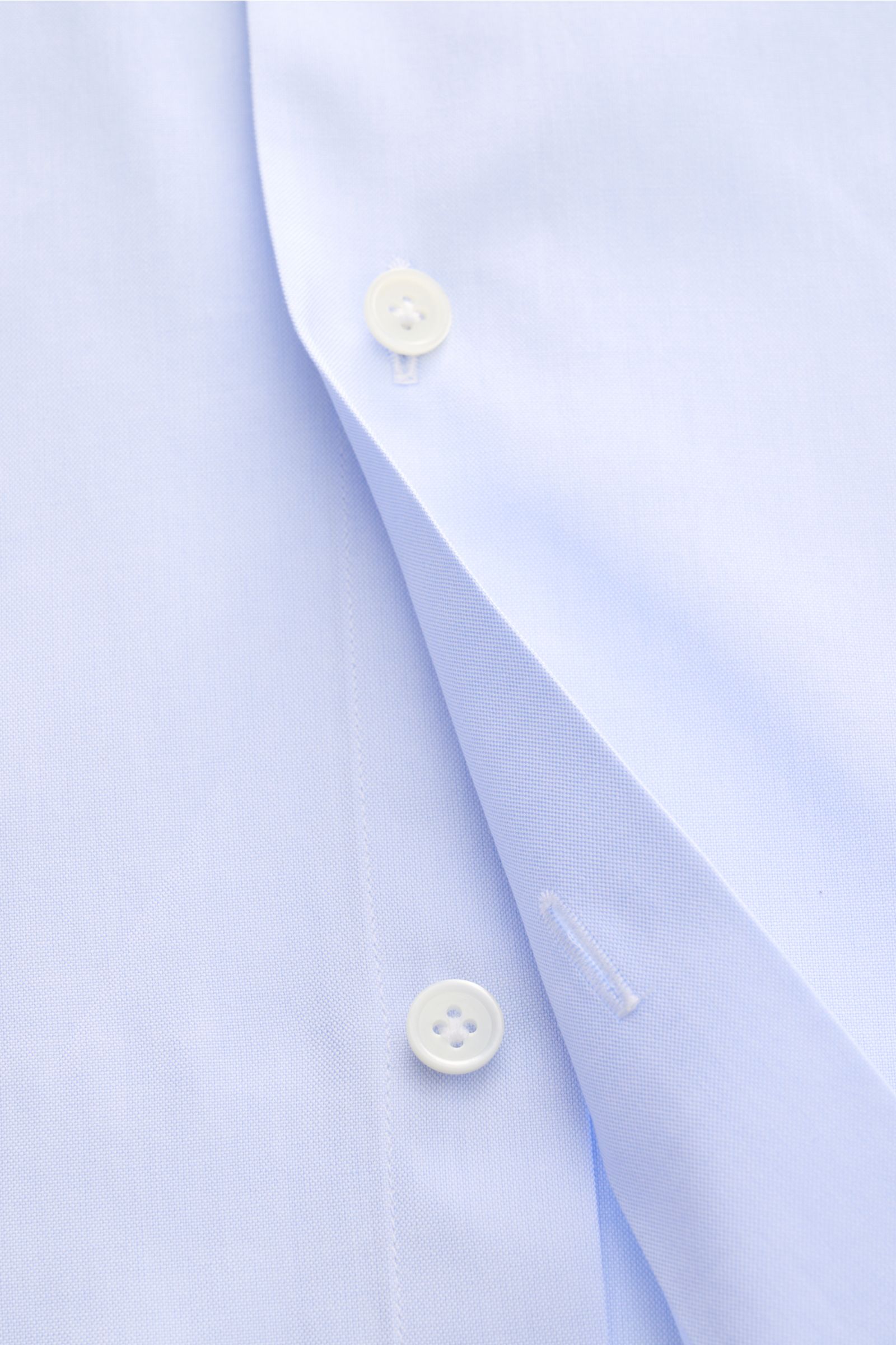 Nahaufnahme des Guglielminotti Casual Hemd Haifisch-Kragen hellblau von vorne schräg mit sichtbarer Popeline-Baumwolle, französischer Knopfleiste und weißen Knöpfen. 