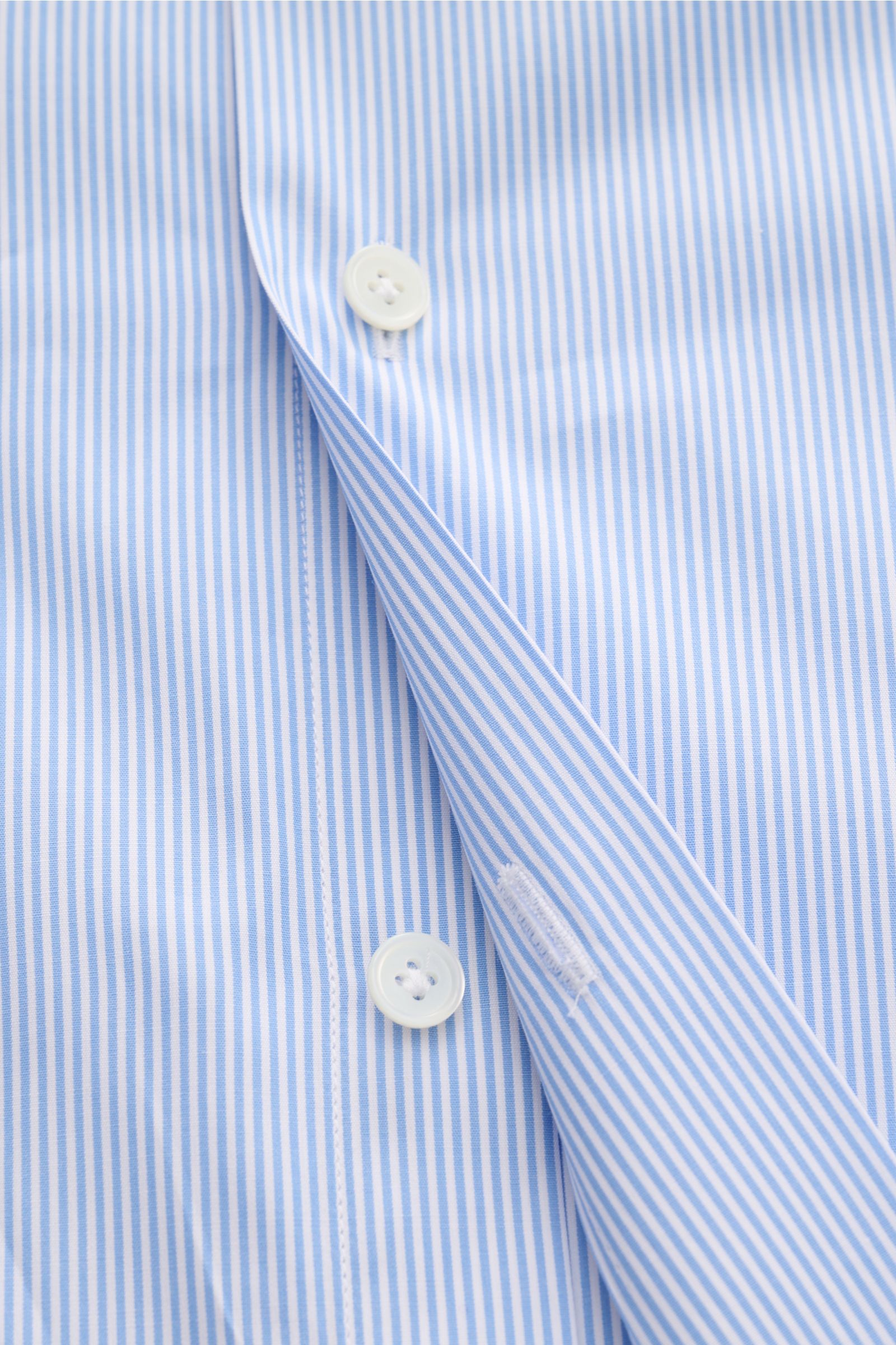 Guglielminotti Casual shirt shark collar blue/white striped shown in close-up from the front, highlighting pure cotton fabric, smooth feel, slim fit, French button placket with mother-of-pearl buttons, classic barrel cuffs, waist darts at the back, and ro