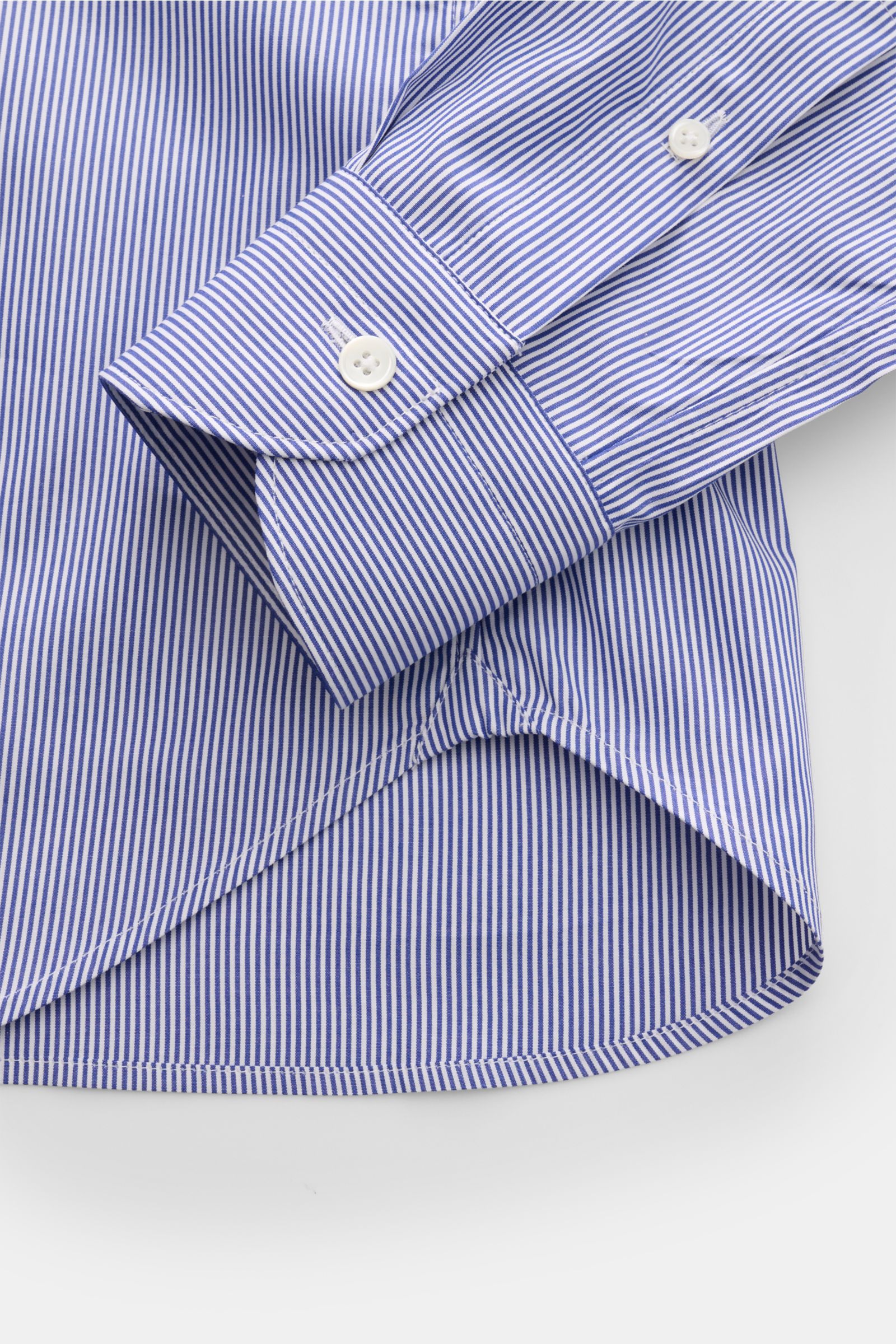 Guglielminotti Casual Hemd Haifisch-Kragen dunkelblau/weiß gestreift, Detailaufnahme von Manschette und Saum aus reiner Baumwolle, Slim Fit.