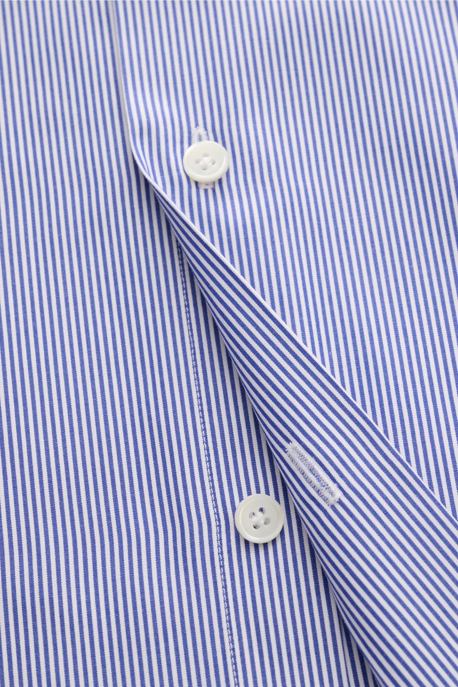 Guglielminotti Casual Hemd Haifisch-Kragen dunkelblau/weiß gestreift, Nahaufnahme der Knopfleiste aus reiner Baumwolle, Slim Fit, glatter Griff.