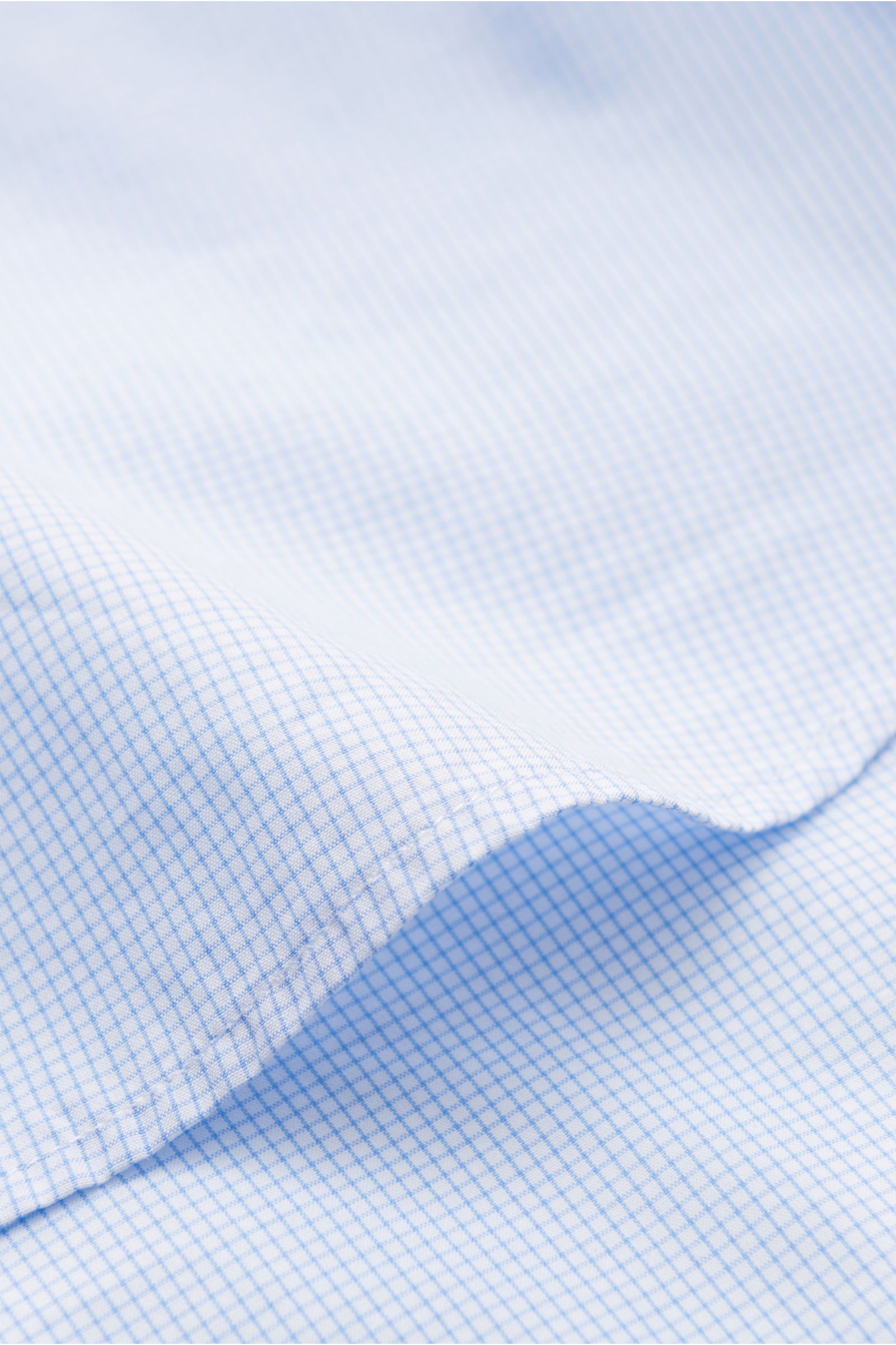 Nahaufnahme des feinen Stoffes des Guglielminotti Casual Hemd Haifisch-Kragen blau/weiß kariert, reine Baumwolle mit glattem Griff.