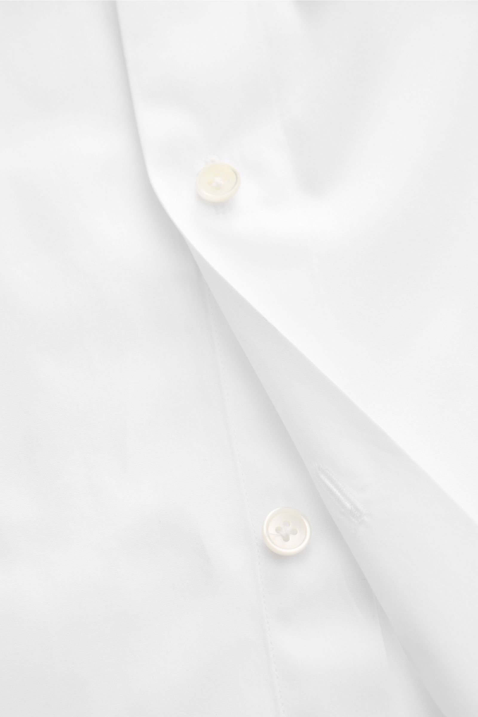 Close-up front view of the Guglielminotti Casual shirt shark collar white, showcasing smooth pure cotton fabric, French button placket with mother-of-pearl buttons, and fine stitching details. 