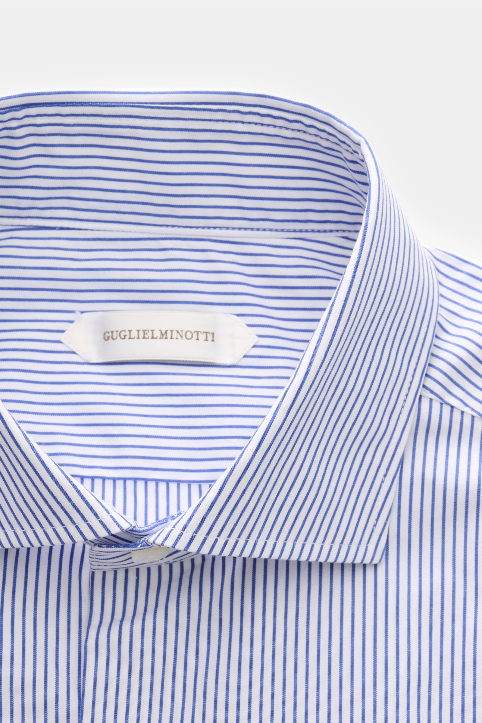 Guglielminotti Casual Hemd Haifisch-Kragen dunkelblau/weiß gestreift, Nahaufnahme von oben, reine Baumwolle, Slim Fit, Perlmuttknöpfe.