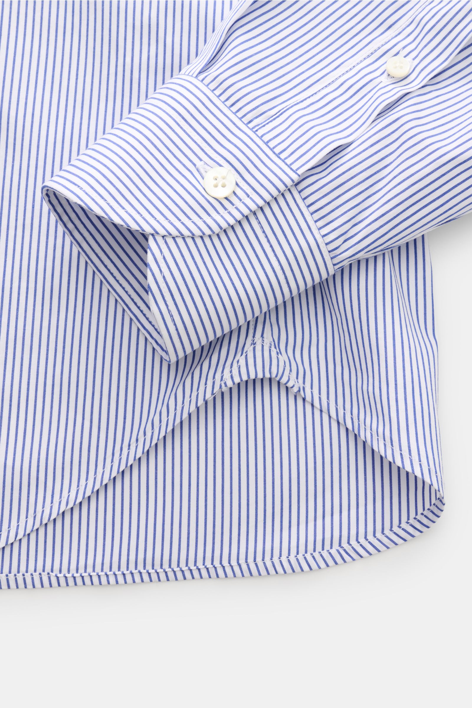 Guglielminotti Casual Hemd Haifisch-Kragen dunkelblau/weiß gestreift, Detailaufnahme von Manschette und gerundetem Saum, reine Baumwolle.