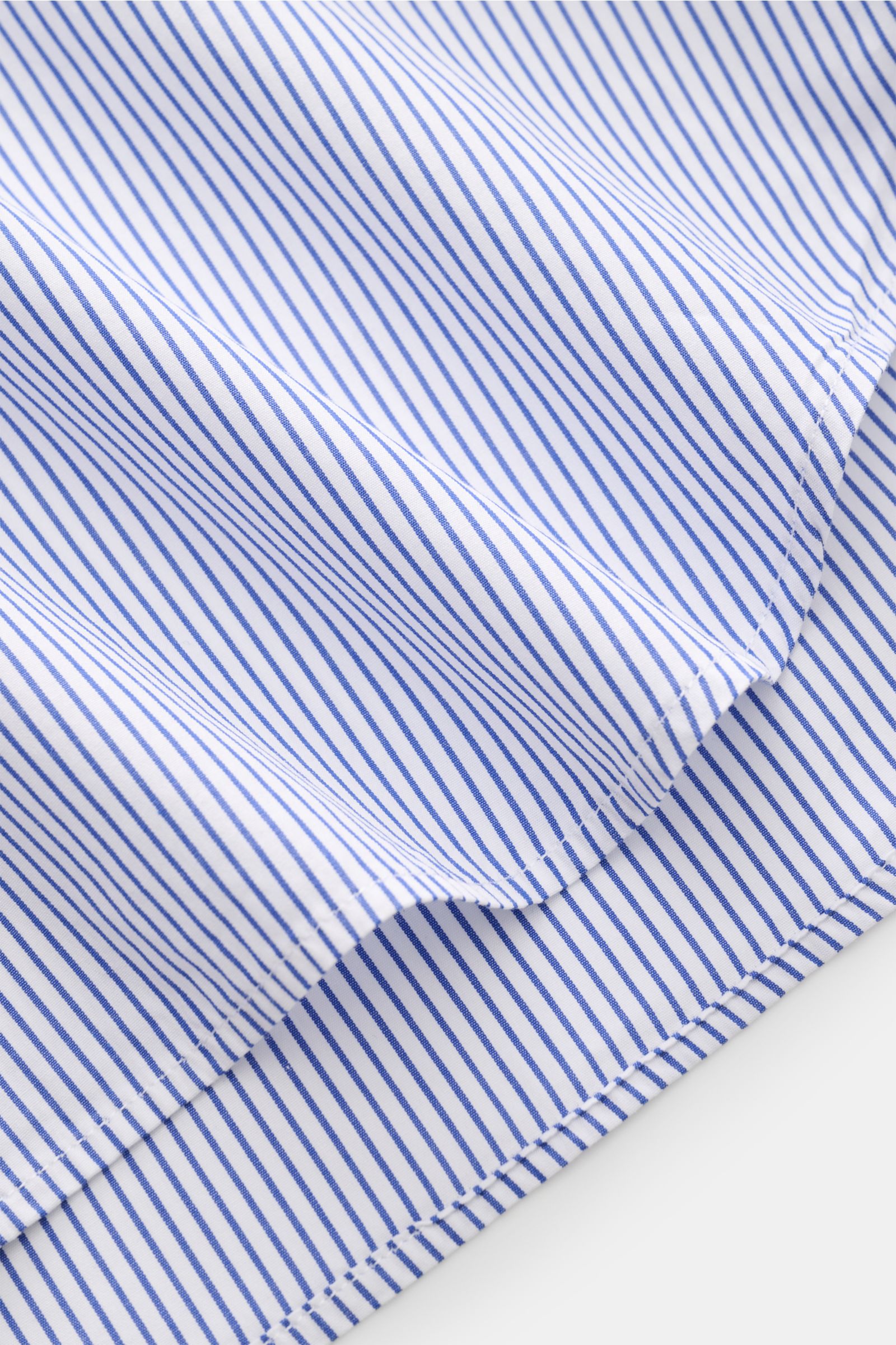 Guglielminotti Casual Hemd Haifisch-Kragen dunkelblau/weiß gestreift, Nahaufnahme Saumverlauf, reine Baumwolle, Slim Fit, glatter Griff.