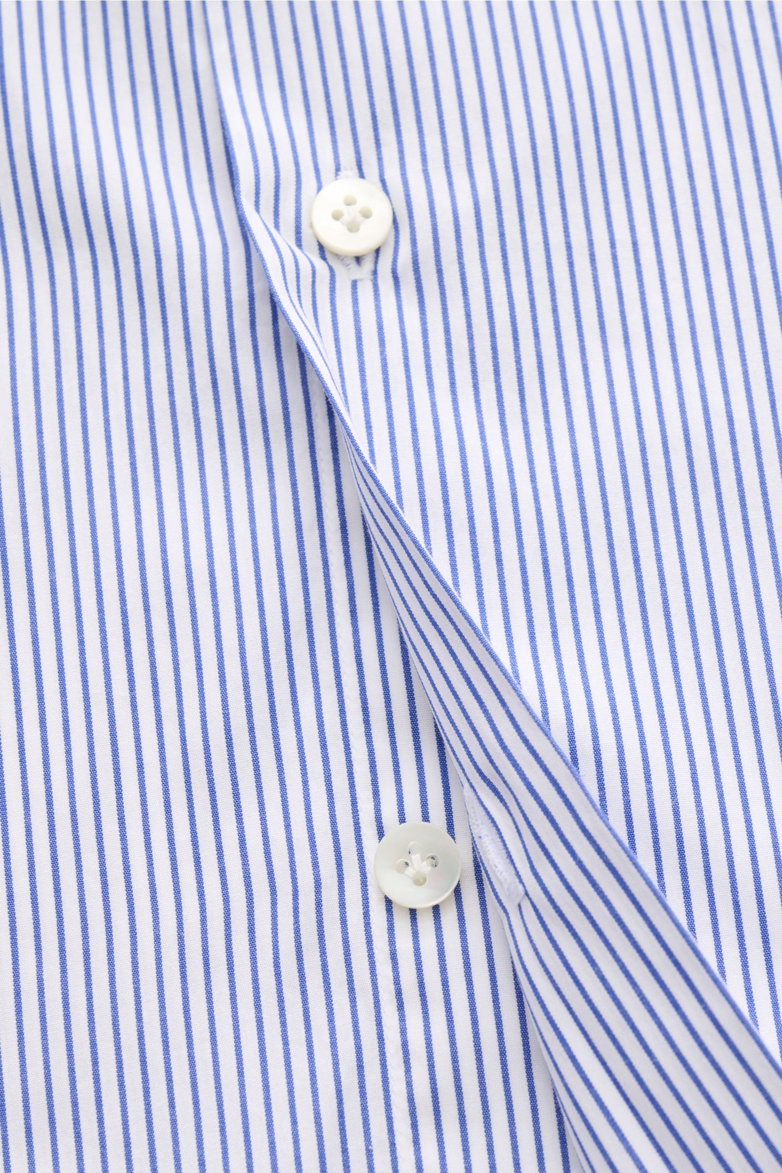 Guglielminotti Casual Hemd Haifisch-Kragen dunkelblau/weiß gestreift, Slim Fit, reine Baumwolle, Perlmuttknöpfe, Detailaufnahme frontal