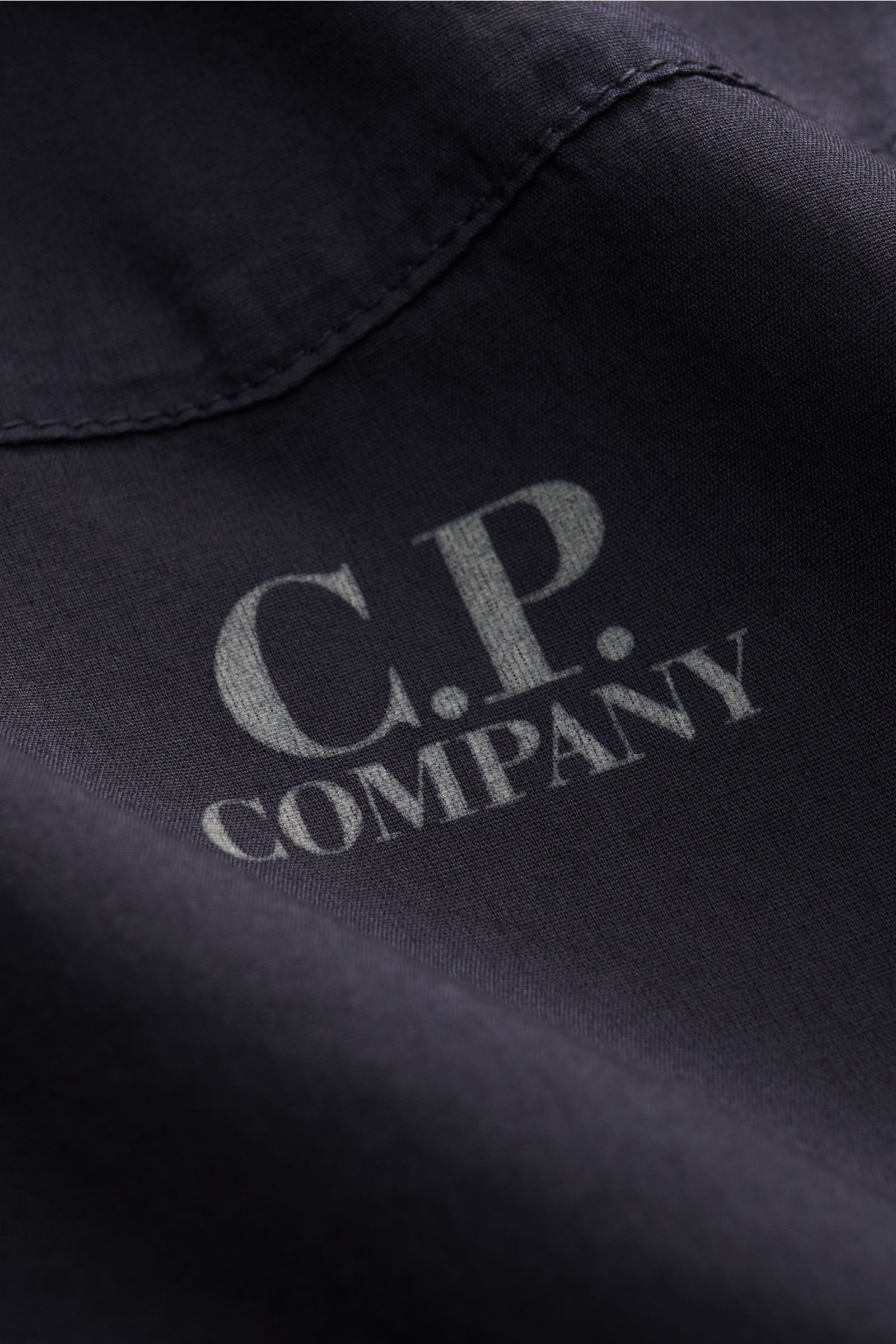 Nahaufnahme des Logos im Innenkragen des C.P. Company Casual Hemd schmaler Kragen navy aus reiner Baumwolle, navyblau, weicher Griff.
