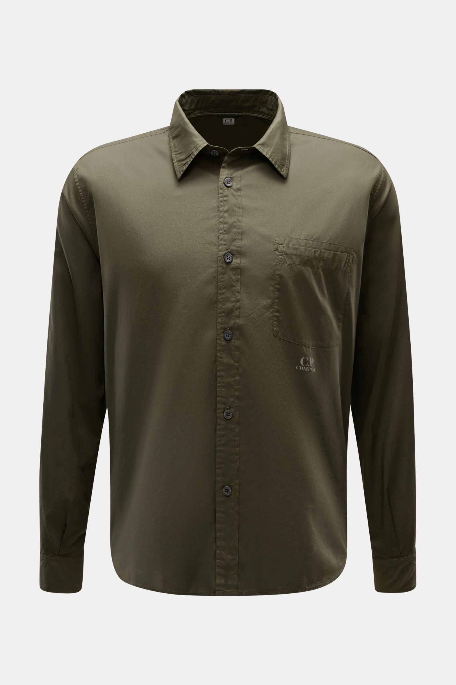 C.P. Company Casual Hemd schmaler Kragen dark olive, Frontansicht, reine Baumwolle, leichte Qualität, Brusttasche, Knopfleiste, Sportmanschette, gerundeter Saum, garment dyed, Regular Fit.