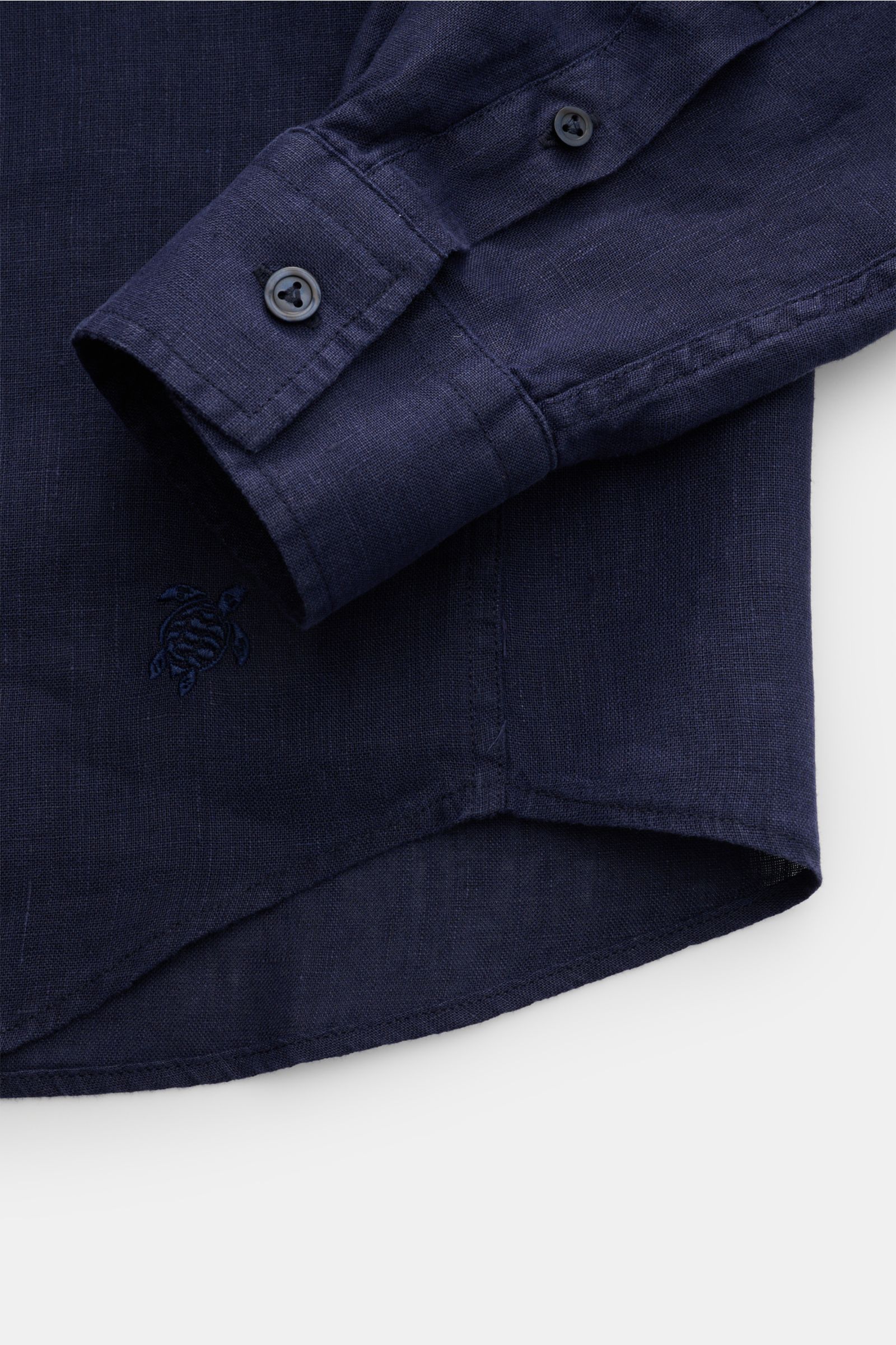 Vilebrequin Leinenhemd schmaler Kragen navy, Detailaufnahme Saum und Manschette, leichte Qualität, weicher Griff, Regular Fit, französische Knopfleiste, klassische Sportmanschette, aufgesetzte Brusttasche, gerundeter Saumverlauf, tonales Stitching am Saum